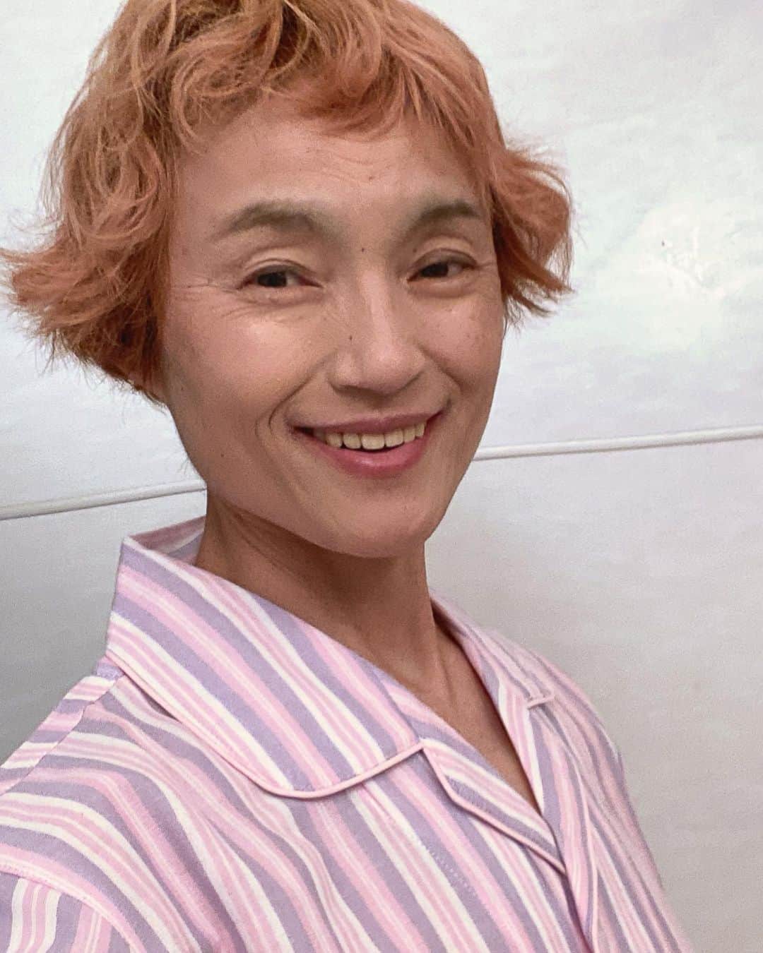 のインスタグラム：「新しいパジャマの色映りが期待以上に良かったのでごきげんです。 しかしLサイズしかなかったのが惜しい。パジャマはLLでも物足りないくらいゆったりしたやつが好きなのだ。  #パジャマ　#パジャマ党　#北杜夫リスペクト　#寝る時はパジャマ　#魔女菅原」