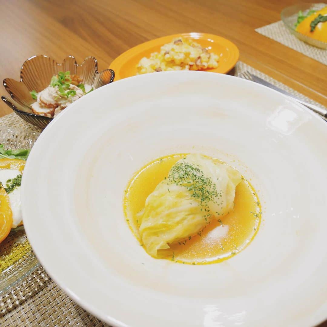 本田朋子さんのインスタグラム写真 - (本田朋子Instagram)「サングリアを飲みながら、夕飯作り。とうもろこしのかき揚げや、ロールキャベツなど。 そして、最近よく一品作ってくれるシェフ五十嵐も登場。笑 つまみに、まぐろのサイコロステーキを作ってくれました。  #kaldi  #sangria  #夕飯 #つまみ #とうもろこしのかき揚げ #カプレーゼ #ツナとちくわのマヨ和え  #ロールキャベツ」8月8日 20時40分 - tomoko_honda_official_phonics