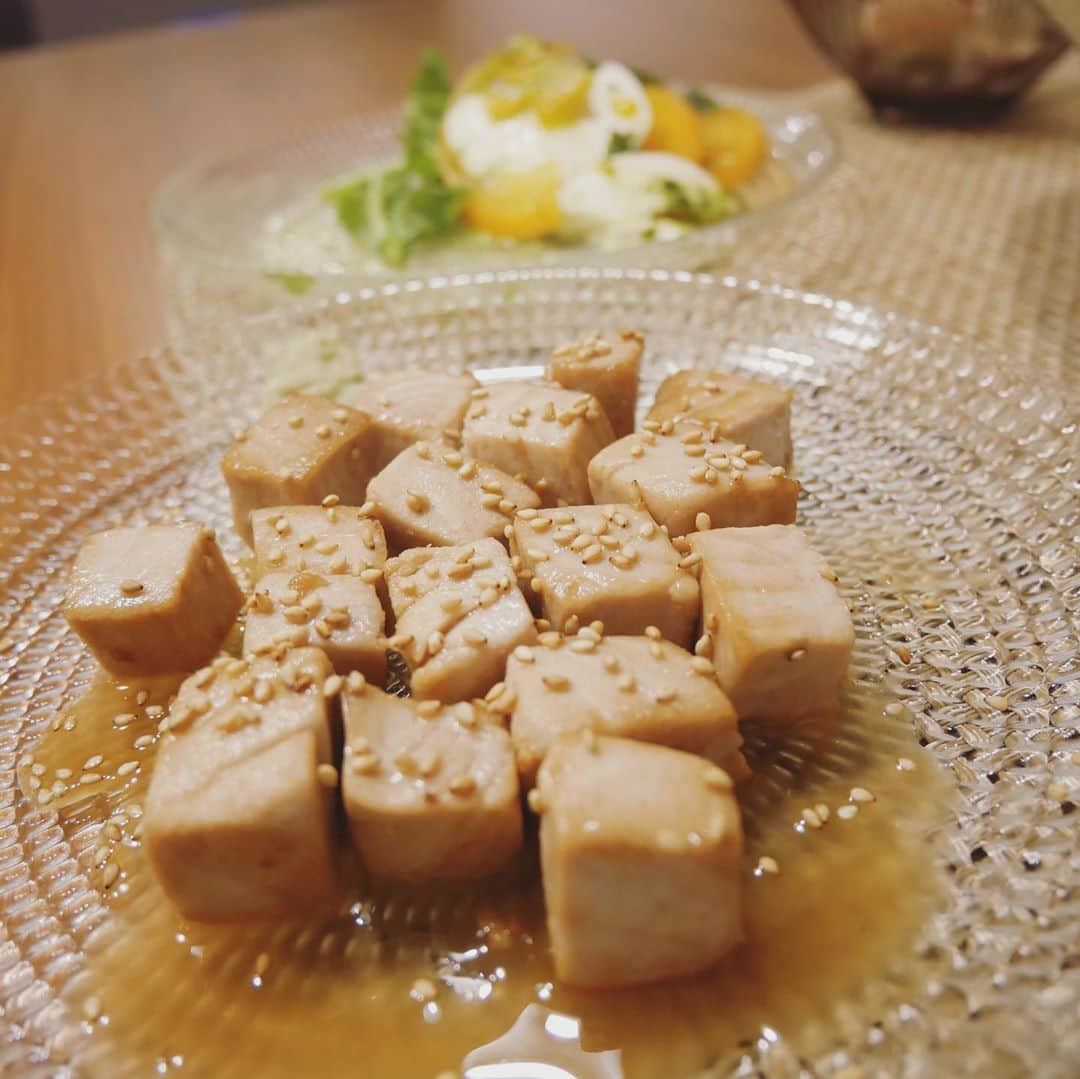 本田朋子さんのインスタグラム写真 - (本田朋子Instagram)「サングリアを飲みながら、夕飯作り。とうもろこしのかき揚げや、ロールキャベツなど。 そして、最近よく一品作ってくれるシェフ五十嵐も登場。笑 つまみに、まぐろのサイコロステーキを作ってくれました。  #kaldi  #sangria  #夕飯 #つまみ #とうもろこしのかき揚げ #カプレーゼ #ツナとちくわのマヨ和え  #ロールキャベツ」8月8日 20時40分 - tomoko_honda_official_phonics