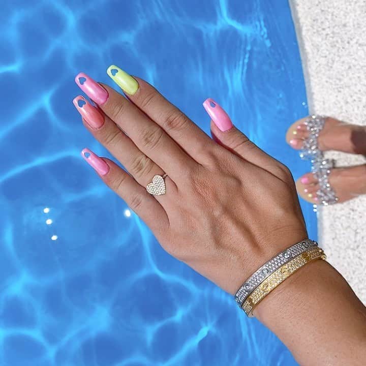 のインスタグラム：「New nail🌈💅💖 Pastel neon×White mirror💛🧡🤍 Heart punching nail💗✨ 夏らしく期間限定で🍉💚思いっきり派手に😆🍧🌺 #ring #AHKAH #heartpave #newnail #heartpunchingnail #pastelneon #whitemirror #ネイル #夏ネイル #ハートパンチネイル #パステルネオン #ホワイトミラーネイル」
