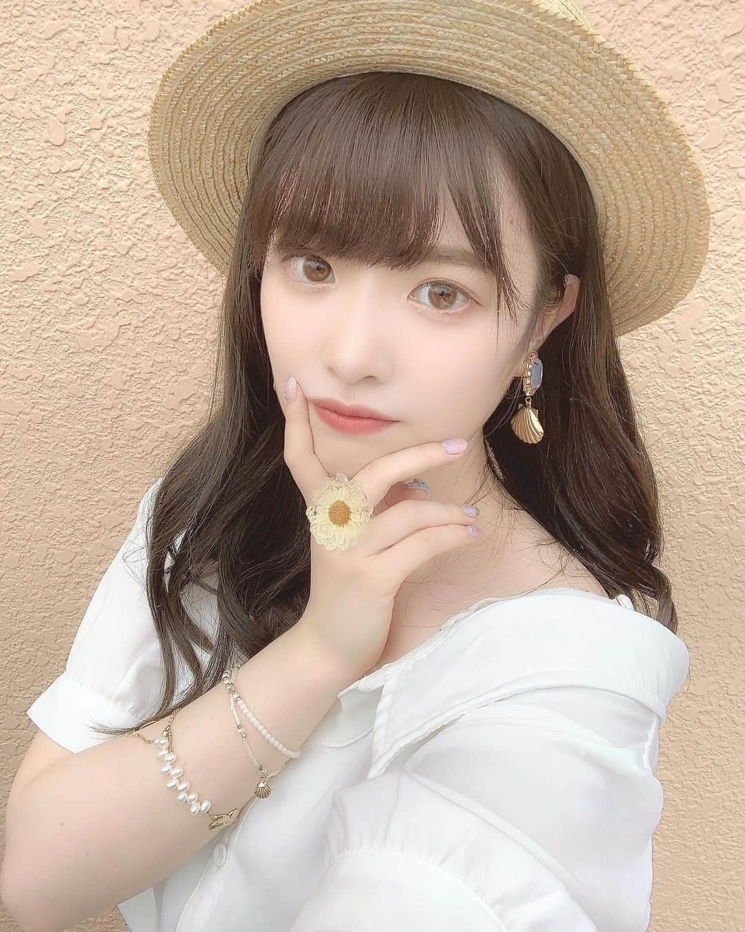 武藤小麟さんのインスタグラム写真 - (武藤小麟Instagram)「👒 新しい生写真を 撮影した時の自撮りたち…🤳🏻 . お家にいるとなかなかアクセサリー付けないので ここぞとばかりにた〜くさん付けちゃいました🥰♡ . #ぜひゲットだぜしてね🌟 . #AKB48 #OUC48 #生写真 #夏コーデ #オフショル   #麦わら帽子 #イヤリング #リング #ブレスレット #書き出してみたら想像以上にフル装備だった😂」8月8日 20時42分 - muto_orin