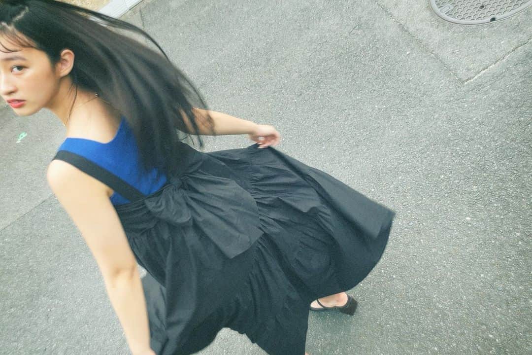 松本日向さんのインスタグラム写真 - (松本日向Instagram)「今日のコーデ👗 後ろのリボンとワンピースの下に着てる青色のトップスがとびきり可愛い 青がめっちゃ綺麗な青で良いˊᵕˋ  #ひなたんす #ファッション #青 #ワンピース #公園 #散歩 #日常」8月8日 20時44分 - matsumoto_hinata