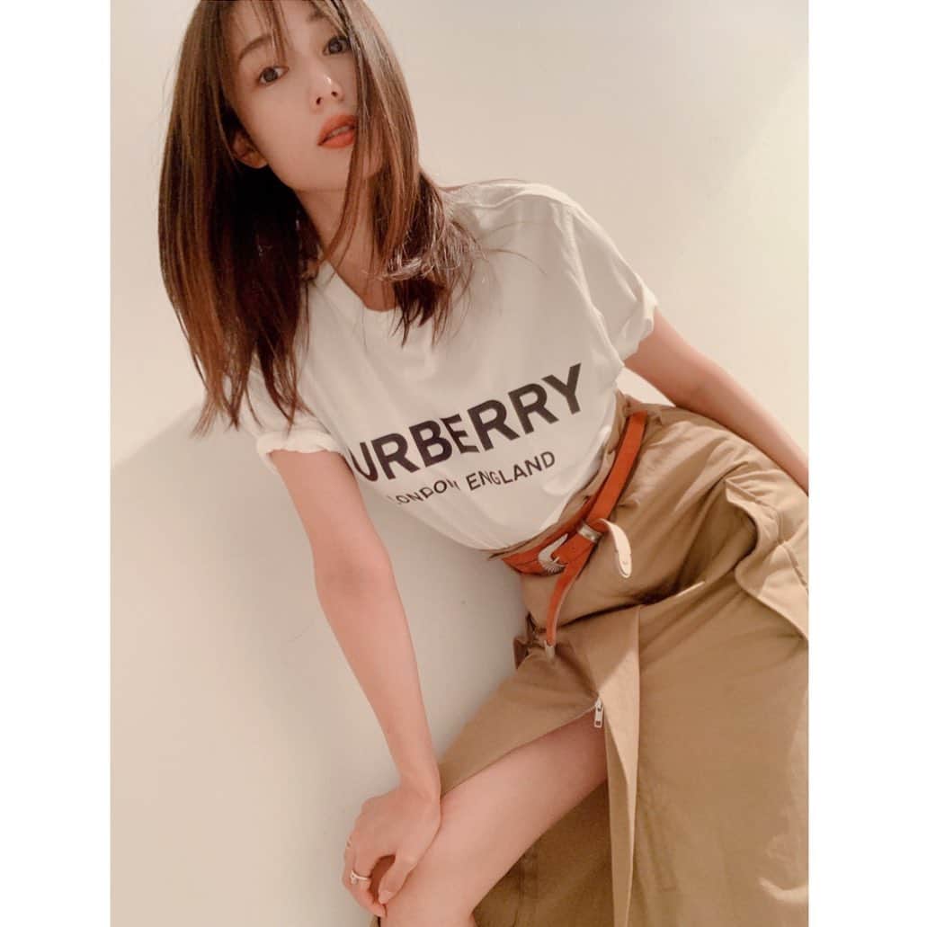 のインスタグラム：「When it's this hot I get tired just walking a little bit. Really humid and uncomfortable😳 Be careful not to get heat stroke.  🔥🌞  Today's outfit→  Tshirt / @burberry  belt / @beautifulpeople_officialsite  slit skirt/ @stunninglure   #outfit #ロゴTスタイル」