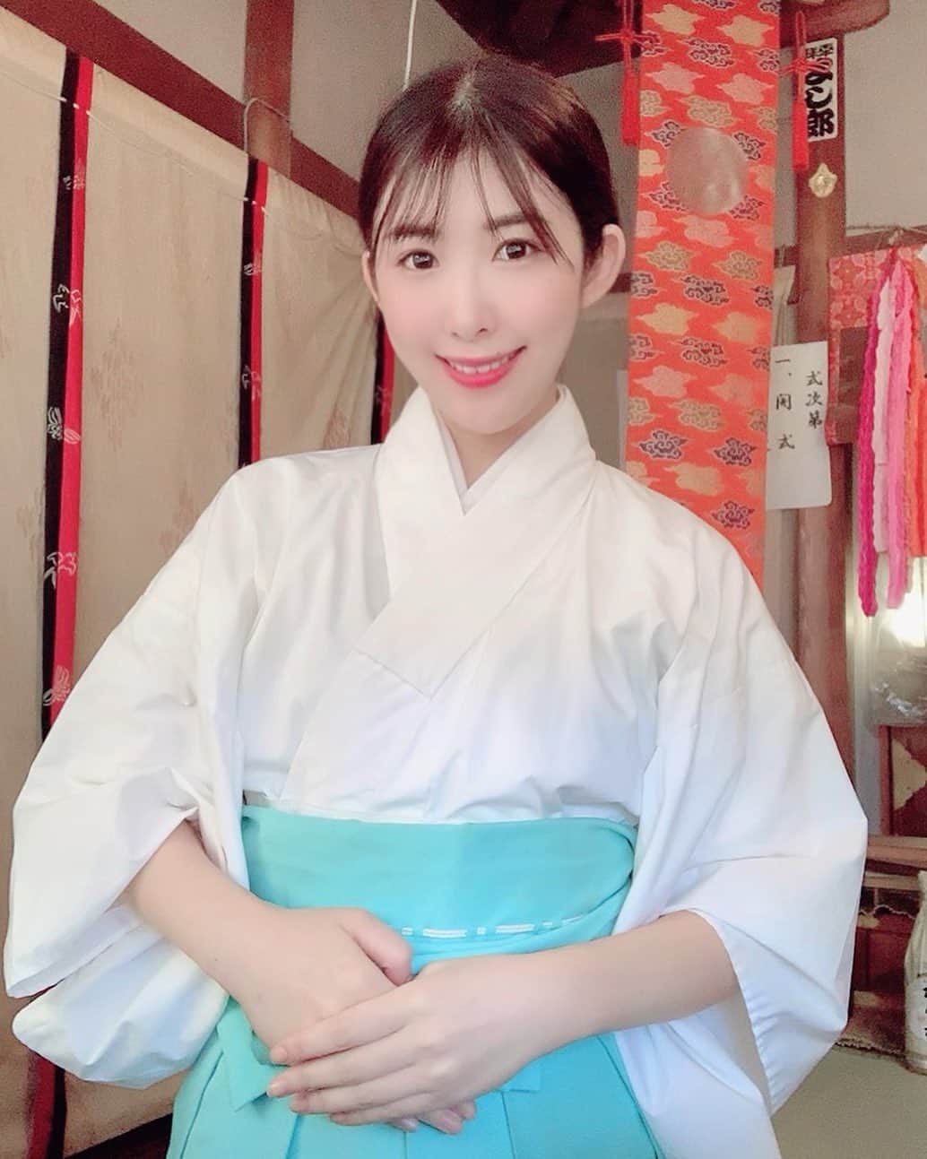 のインスタグラム：「今日からお盆やすみ✨ みなさんどのようにお過ごしですか？ 今年は心の中でご先祖様にお祈りします🙏✨ いつもとは少し違って寂しいけど まず健康に感謝🙏 こんなときだからこそ感謝の気持ちを大切に いつもと違う楽しみを見つけて過ごそうと思います✨ お仕事の方は頑張って😊🌸  #神社#神主#神職#お盆 #神社好き#神社巡り#神社好きな人と繋がりたい #寺社仏閣#着物　#和服　#装束　#袴 #女性神職  #japaneseculture  #shrine #jinjya #tokyo #kimono #lovejapan #기모노 #instajapan  #followme」