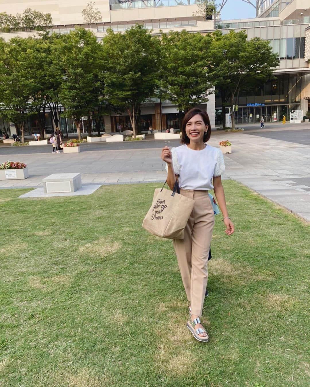 黒宮ニイナのインスタグラム：「一目惚れした可愛いロゴジュートバック👜🧡 普段使いはもちろん内側が防水になっているので、水遊びの荷物とか色々入れられて便利😆 スーパーでの突然の買い物もそのまま入れても良さそう✨  幼稚園が夏休みになってから2週間弱👦🏻 毎日猛暑続きで、公園行くにも何するにも暑さでもうヘロヘロです🥴💦  お出掛けも怖いけど、結局家の中にずっといると親子共々ストレスが溜まるので近所の公園と水遊びの日々☀️ もうすでに焦げている我が家👦🏽👩🏽🧒🏽👱🏾‍♂️ おうちプールも買い換えたのでプール三昧かな😁🌈 それなりに今年の夏も楽しもう😆🍧  #ママ #2児ママ ＃2人育児 #3歳差育児 #今日のコーデ #ママコーデ #ママ #ザラ #ジュートバック#mama #2kidsmom #boyofmom #girlofmom #mamacoordinate #mamafashion #mamalife #zara」