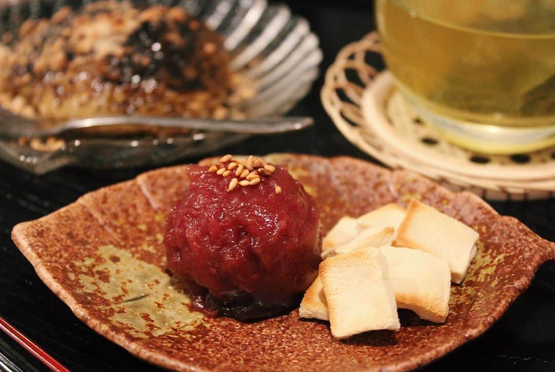 のインスタグラム：「. 無性に甘いものが食べたくて 夜のおやつタイム🍁 . 可愛いサイズのおはぎと高野豆腐のクッキー あとはお豆腐で作ったお餅にきな粉とコーヒーパウダー！ ぷるっぷるだしきな粉とほろ苦のコーヒーがものすごく合う。 またいい組み合わせに出会えた👀 . 地元静岡のお茶も美味しくてわざとらしいほど目を瞑って唸ってしまう(笑) . これ言うか迷ったんですけどね 実はお餅にかけるきな粉と粉末だしを間違えてしまって 急いで水で流したんだけど若干塩味が残ってました😂 . きな粉と粉末だしのミス2回目… おんなじ容器に入れてあるからついつい間違えちゃう 食べる前に気付いて良かった〜っ . . . . #おうちごはん#おうちカフェ#おうち時間#和菓子#てづくりおやつ#クッキングラム#おはぎ#餅#静岡茶#おうちごはんlover#料理#お菓子作り#ダイエット#健康#日本食#cookingram#foodstagram#japanesefood#l4l#C_COFFEE#Cコーヒー#シーコーヒー」