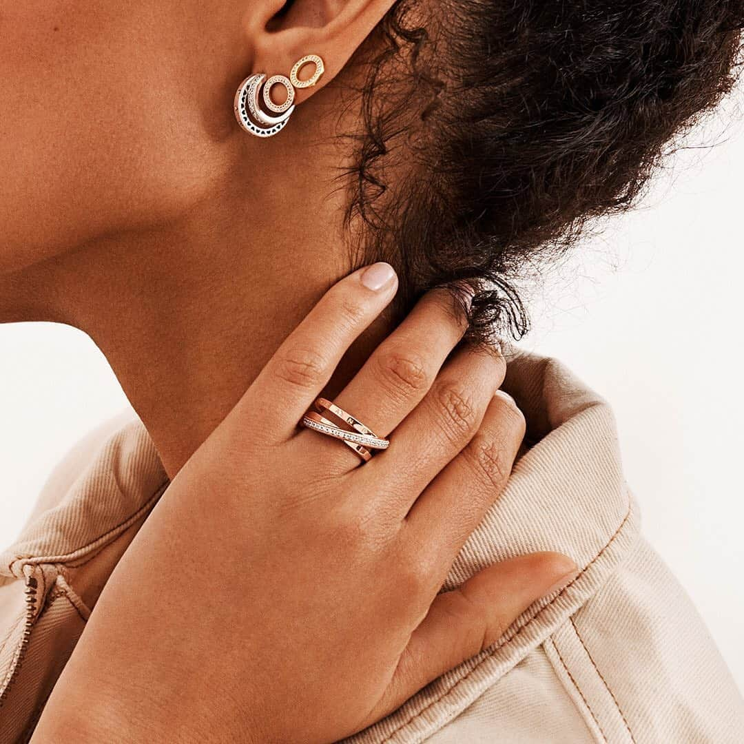 PANDORAさんのインスタグラム写真 - (PANDORAInstagram)「When your ring game is strong and you’ve found eye-catching pieces that go with everything. 💁 #SomethingAboutYou #PandoraSignature #PandoraRing」8月8日 21時03分 - theofficialpandora