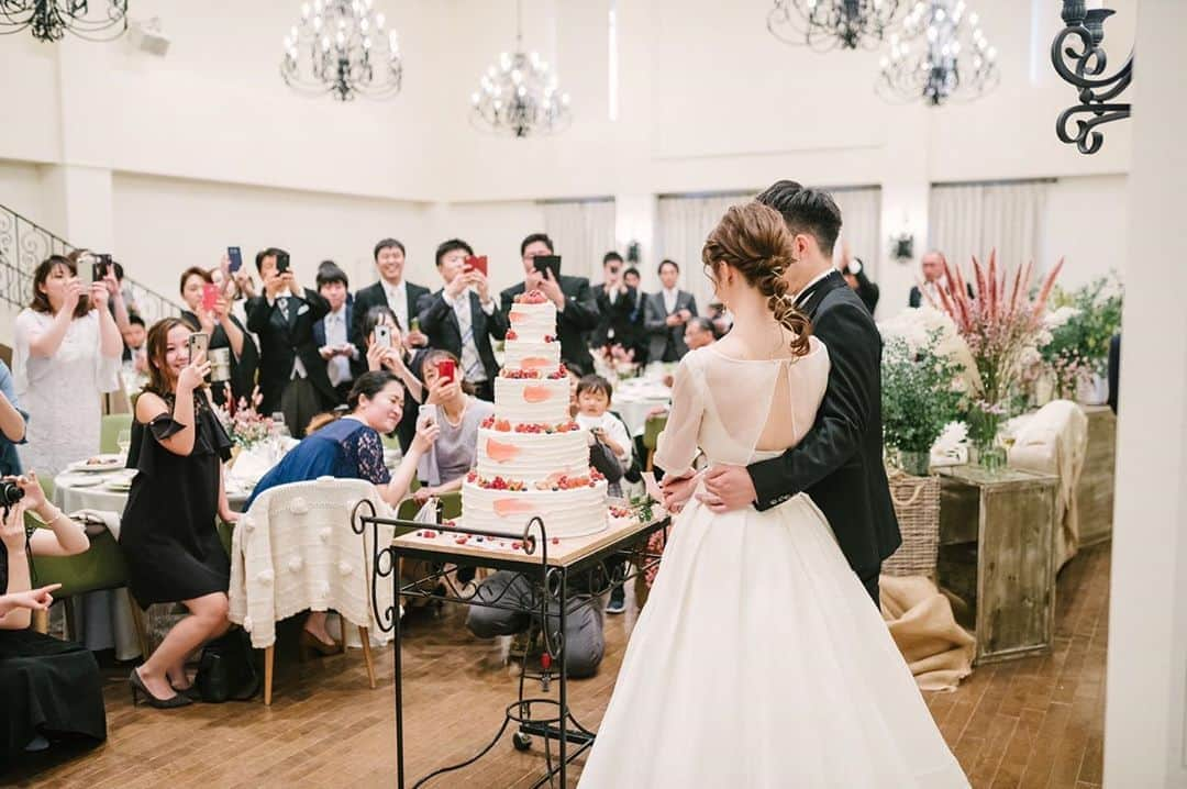 Villas des mariages TAKASAKIさんのインスタグラム写真 - (Villas des mariages TAKASAKIInstagram)「. ヴィラデマリアージュ スタッフによる会場案内第3弾！ ・ 今回はリストランテ セシル ローザです！ ・ 日差しが差し込む、明るいパーティー会場＊* コーディネートの幅も広がります！ ・ 会場内の雰囲気は前の投稿をcheck☆ ・ #ヴィラデマリアージュ高崎  #ヴィラデマリアージュ #卒花嫁  #プレ花嫁 #2020夏婚  #2020秋婚  #2020冬婚 #披露宴会場 #披露宴 #群馬結婚式 #群馬結婚式場 #高崎 #高崎結婚式 #高崎結婚式場」8月8日 20時58分 - villas_des_mariages_takasaki