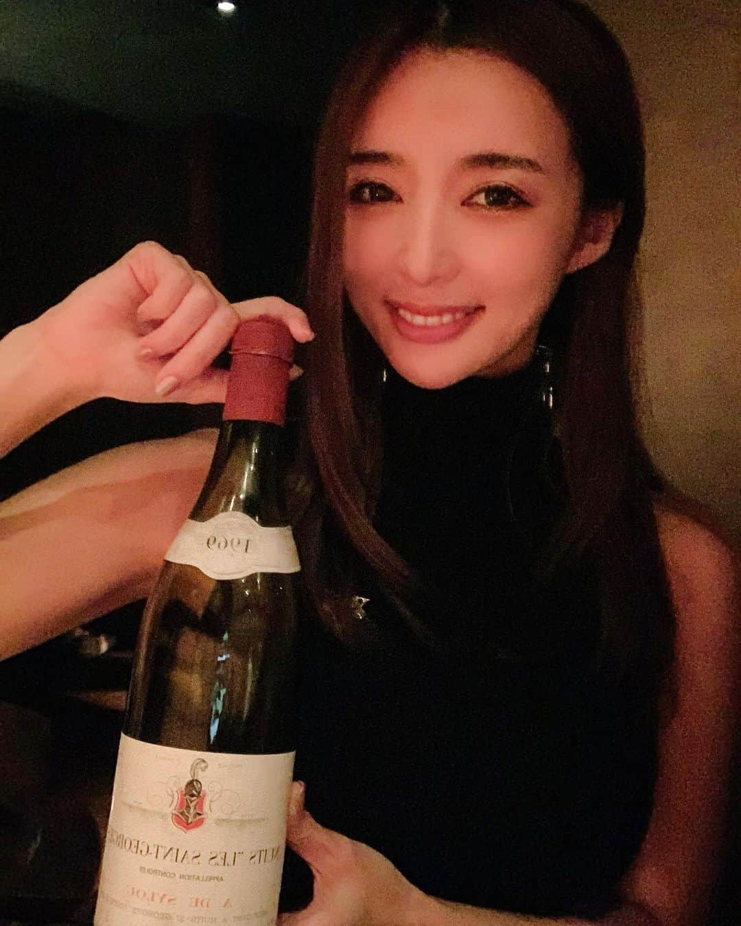 濱野りれさんのインスタグラム写真 - (濱野りれInstagram)「Night Moods🍾at wine bar. #1969 #1895 I'm not really familiar with wine🤫 I just know "I like it" or "I don't". I'm excited every time and enjoy what it tastes like. But if you know how to learn wine, teach me pls?🥺 . . 今日はおうちじゃなくてお外でワイン楽しんできた💕 飲んだのは1969年のワインで、 1895年は記念に撮っただけ😘笑 好き、好みじゃないはあっても実は 全然ワインに詳しくないの😗 どうやったら名前覚えられるかな😳笑 . . #wine#winestagram#redwine#vintagewine#winebar#lessaintgeorges#tokyonight#nishiazabu#ワイン#ワインバー」8月8日 20時58分 - riregram