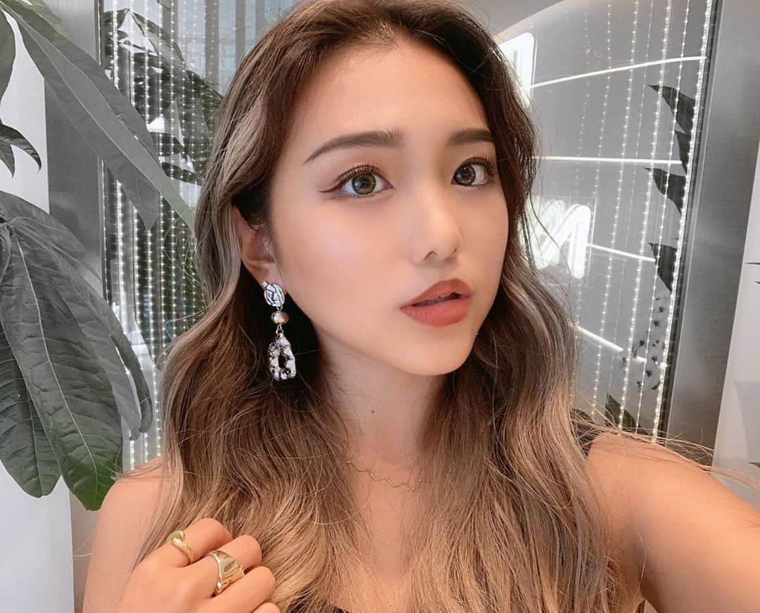 NANCYさんのインスタグラム写真 - (NANCYInstagram)「８月にオープンした@met_beauty_clinicでお顔に 「BNLSneo」を打ってきたよ！  植物由来の成分が、脂肪細胞を小さくしてくれるの🌱  血流やリンパの流れも良くしてくれるから、溶かした脂肪や体に溜まっている老廃物が、汗や尿として排出しやすくなるんだって！効果出るの楽しみ！  なるべくコストを抑えて、なるべく痛くなくて効果が出るものっていうわがまますぎる私の希望を聞いた先生が、この施術を提案してくれた😭  注射💉はほんっとに苦手なんだけど、インフルの予防接種とかと比べたら全然痛くなかった！！ でもいざ打つ時はやっぱり怖くて、優しい看護師さんがずっと隣で頑張って下さいねって声かけてくれてたから頑張れた🥺笑  オープンしたばかりで院内がすごく綺麗で、何より先生と看護師さんが神様みたいに優しい方だった！ オススメできるクリニック🏥✨  うちのインスタみたで予約すると「美白注射」プレゼントになるみたいなので興味ある方は是非🥰  #メット#metbeautyclinic#bnlsneo #脂肪溶解注射#小顔#痩身#ダイエット#目指せ小顔#燃えろ私の脂肪#🔥#次こそハイフ#😭#お金貯めよう」8月8日 20時58分 - amemiii_320