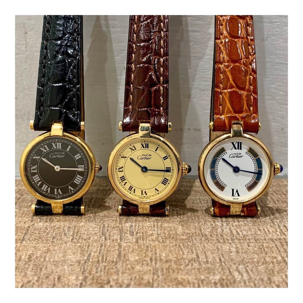 のインスタグラム：「-HIROB池袋-  VINTAGE must de CARTIER Vendome のご紹介致します！  PRICE  ¥120,000〜135,000＋TAX  アンティークウォッチ 10%OFF SALE開催中でございます❗️  【只今、対象商品25%OFF SALE開催❗️】  店舗からの通販対応も可能でございます！ 気軽にお問い合わせくださいませ。 【８月10日まで通信販売の送料無料】  お問い合わせ﻿ tel:03-5954-8101﻿ ﻿ #hirob﻿ #hirobikebukuro﻿ #baycrews﻿ ﻿#watch #vintage #cartier #vendome #morellato #cassis #fashion  #ヒロブ﻿ #ヒロブ池袋﻿ #ベイクルーズ #時計 #ヴィンテージ #カルティエ #ヴァンドーム #スペシャルプライス #ファッション #腕時計 #クラシック #カシス #モレラート  #观看﻿ #酿酒」