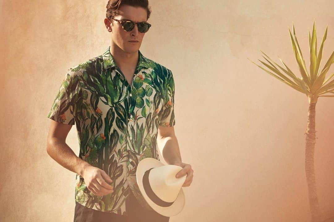 ギーブス&ホークスのインスタグラム：「Silk cactus printed summer shirt for the hot summer days.  #gievesandhawkes #summershirt #printedshirt」