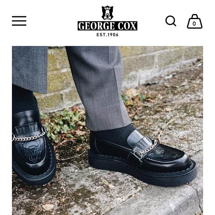 ジョージコックスさんのインスタグラム写真 - (ジョージコックスInstagram)「Buxton, an original from the 1950s. in black leather, with nickel chain and distinctive bull’s head embossed apron. Goodyear welted V crepe sole. 24mm front, 36mm back.  Available in men's and women's sizes . #theoriginalcreeper #georgecox #madeinengland #buxton #leadyourway」8月8日 21時00分 - georgecoxfootwear