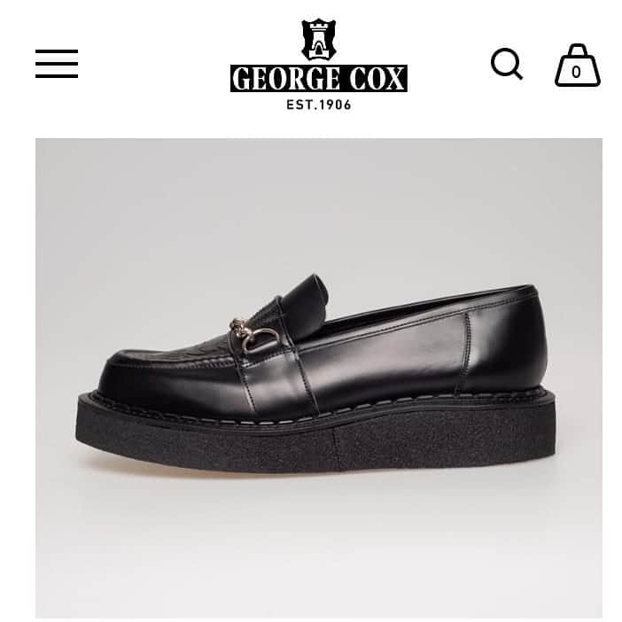 ジョージコックスさんのインスタグラム写真 - (ジョージコックスInstagram)「Buxton, an original from the 1950s. in black leather, with nickel chain and distinctive bull’s head embossed apron. Goodyear welted V crepe sole. 24mm front, 36mm back.  Available in men's and women's sizes . #theoriginalcreeper #georgecox #madeinengland #buxton #leadyourway」8月8日 21時00分 - georgecoxfootwear