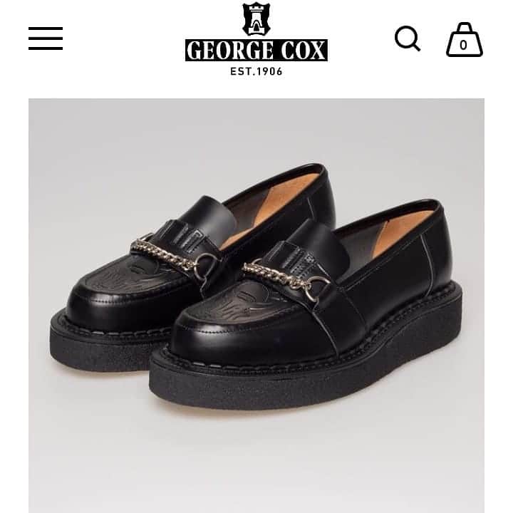 ジョージコックスさんのインスタグラム写真 - (ジョージコックスInstagram)「Buxton, an original from the 1950s. in black leather, with nickel chain and distinctive bull’s head embossed apron. Goodyear welted V crepe sole. 24mm front, 36mm back.  Available in men's and women's sizes . #theoriginalcreeper #georgecox #madeinengland #buxton #leadyourway」8月8日 21時00分 - georgecoxfootwear
