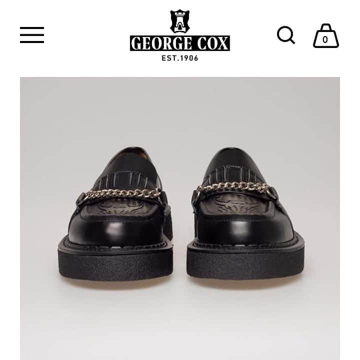 ジョージコックスさんのインスタグラム写真 - (ジョージコックスInstagram)「Buxton, an original from the 1950s. in black leather, with nickel chain and distinctive bull’s head embossed apron. Goodyear welted V crepe sole. 24mm front, 36mm back.  Available in men's and women's sizes . #theoriginalcreeper #georgecox #madeinengland #buxton #leadyourway」8月8日 21時00分 - georgecoxfootwear