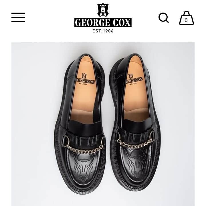 ジョージコックスさんのインスタグラム写真 - (ジョージコックスInstagram)「Buxton, an original from the 1950s. in black leather, with nickel chain and distinctive bull’s head embossed apron. Goodyear welted V crepe sole. 24mm front, 36mm back.  Available in men's and women's sizes . #theoriginalcreeper #georgecox #madeinengland #buxton #leadyourway」8月8日 21時00分 - georgecoxfootwear