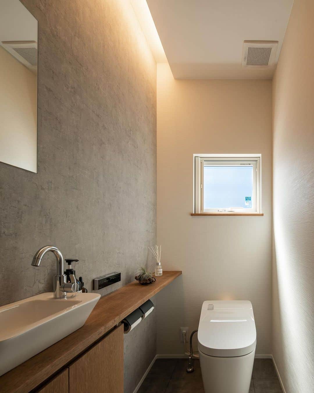 ルポハウス一級建築士事務所さんのインスタグラム写真 - (ルポハウス一級建築士事務所Instagram)「・ ・ ・ 清潔感ある配色でまとめたスタイリッシュな空間。 ・ 柔らかな間接照明が心地よい変化をもたらします。 ・ ・ ・ 𓐌𓐌𓐌𓐌𓐌𓐌𓐌𓐌𓐌𓐌𓐌𓐌𓐌𓐌𓐌𓐌𓐌𓐌  ルポハウスの施工事例はこちらまで☞ @reposhouse  𓐌𓐌𓐌𓐌𓐌𓐌𓐌𓐌𓐌𓐌𓐌𓐌𓐌𓐌𓐌𓐌𓐌𓐌 #ルポハウス は#ちょっとかっこいい家 を"友人のために" という思いでつくっています。 一生に一度の#マイホーム。 「あなたにしかできない」×「ルポハウスだからできる」で、 私たちだけの#家づくり を思いっきり楽しんでみませんか？！ ・ ・ ・ #住宅 #注文住宅 #新築一戸建て #デザイナーズ住宅  #一級建築士事務所 #設計事務所  #滋賀県大津市 #滋賀県草津市 #滋賀県栗東市  #滋賀県近江八幡市 #トイレインテリア #アクセントクロスグレー #パナソニックアラウーノ #シンコールクロス #bb1373」8月8日 21時01分 - reposhouse