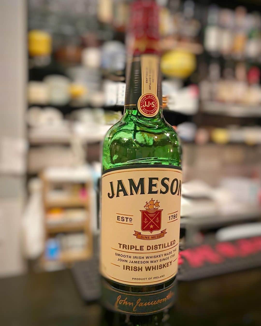 香西かおりのインスタグラム：「. 口当たりの優しいウイスキー。 私はソーダで割って呑むのが好きです。 ジェムソン　ソーダで召し上がってみて下さい😊 . #アイリッシュウイスキー #ウイスキー #whiskey #JAMESON #ジェムソン #香西かおり #酒スタグラム」