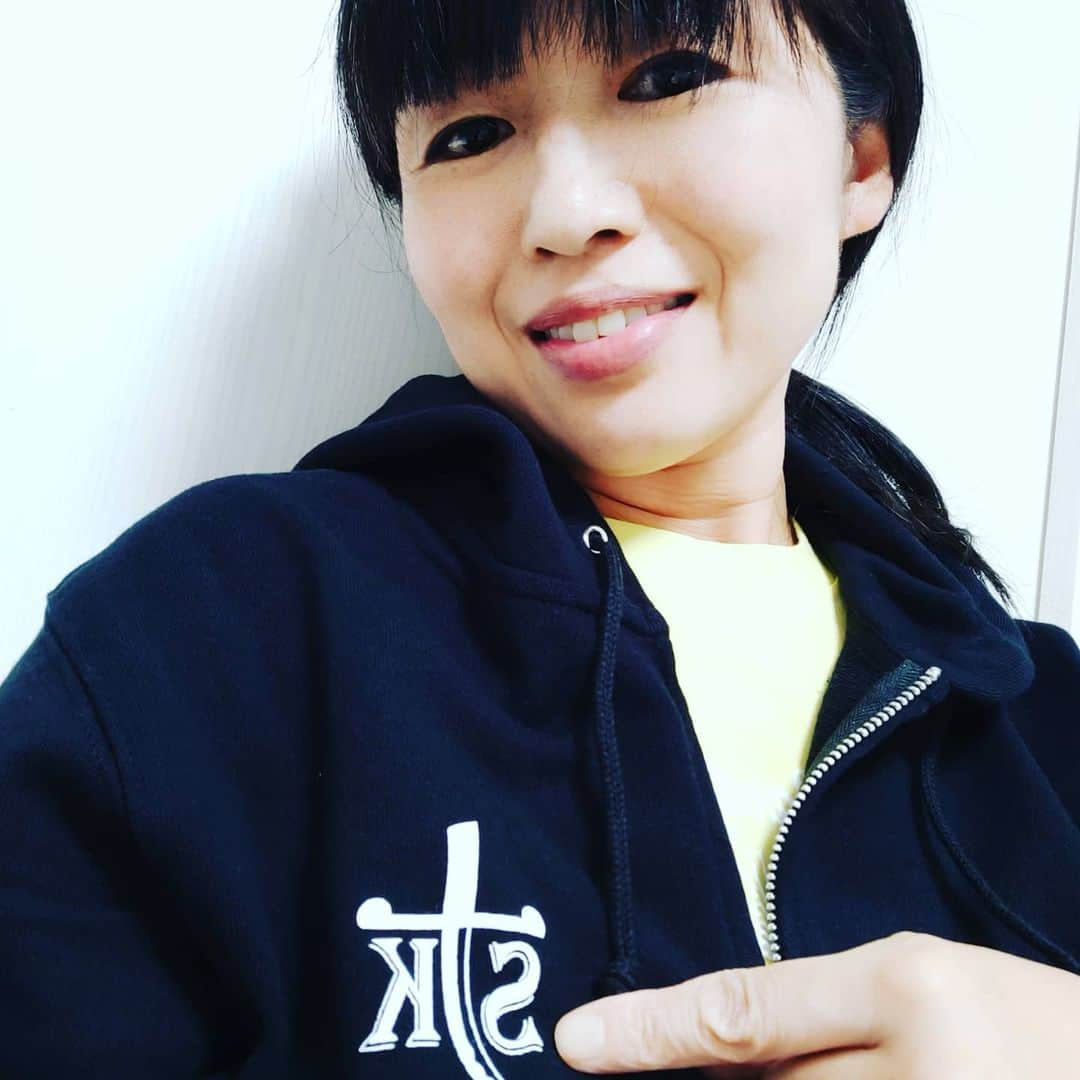 Ritsukoさんのインスタグラム写真 - (RitsukoInstagram)「少年ナイフのパーカーとTシャツ。可愛いよ。パーカーは秋から大活躍や。webショップで買えるで。 https://note.com/sk_shop/n/nc5a287e23f45 #少年ナイフ #少年ナイフパーカー #少年ナイフTシャツ #少年ナイフwebショップ #パーカー #ロックT #ロックTシャツ」8月8日 21時12分 - litsuko721