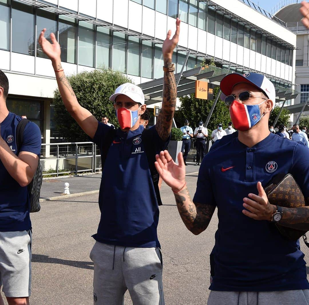 アンヘル・ディ・マリアさんのインスタグラム写真 - (アンヘル・ディ・マリアInstagram)「Merci aux ultras pour leur soutien avant de voyager.❤️⚽️」8月8日 21時07分 - angeldimariajm