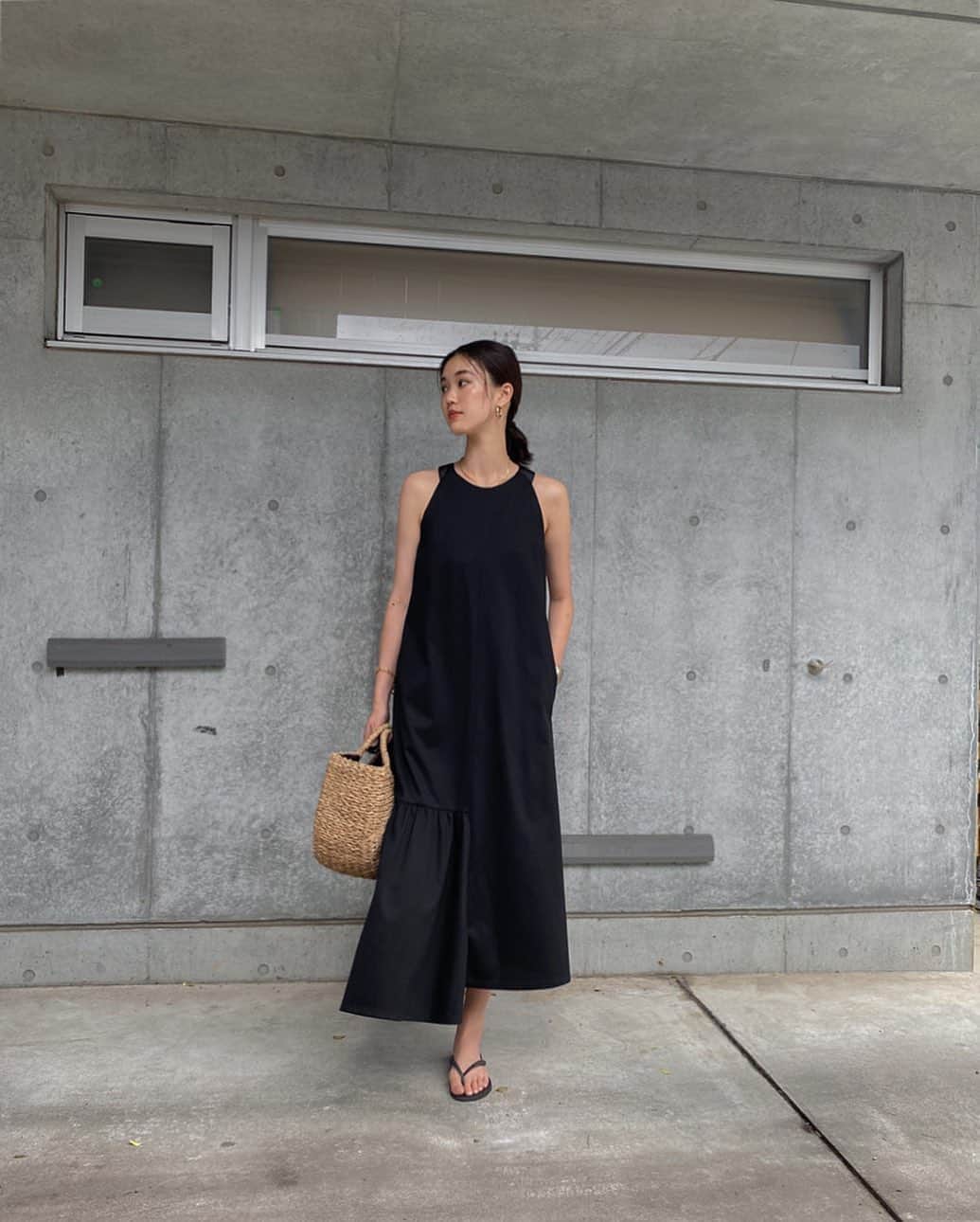 影山可蓮のインスタグラム：「・ ・ #summerdress 🤍 ・ ・ あつい、あつい、あつーい🥵 服迷う前に ガバッと着ちゃえる軽いワンピースが もはや選ばせてくる← ・ これは @un3d_official で首回りとかアシメの裾のおしゃれ感が気に入っているやつ🌼 ここ最近は普段からワンピース三昧🌿 ・ ・ #outfit #ootd  #un3d  #minimalstyle #minimalfashion  #classicstyle #simpleoutfit #everydaylook  #コーデ #コーディネート #今日のコーデ #私服  #karen_k_outfit」
