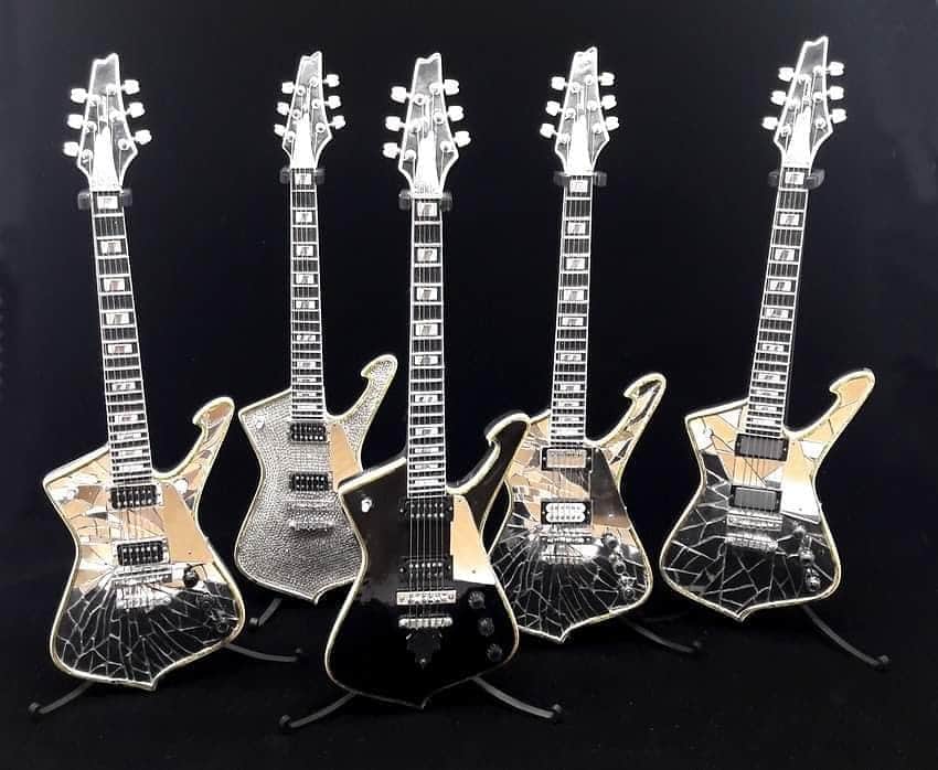 KISSさんのインスタグラム写真 - (KISSInstagram)「#KISSARMYROCKS! Thanks to Thierry Raynaud for sharing his hand-made @paulstanleylive Ibanez Iceman mini guitar collection. Amazing work!」8月8日 21時12分 - kissonline