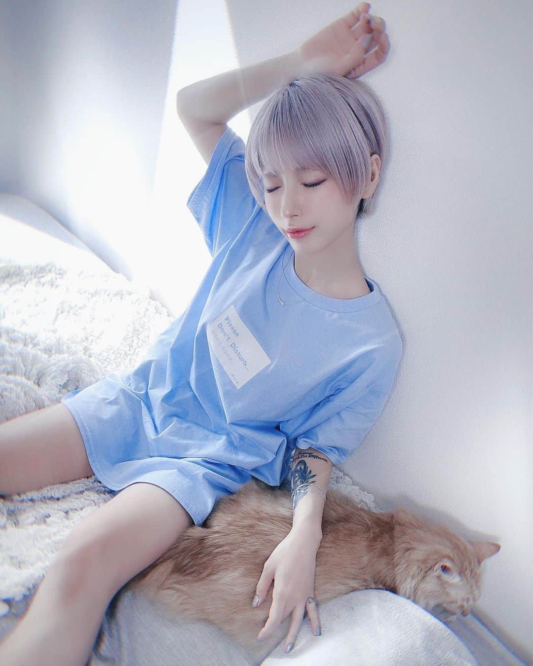 病夢やみいのインスタグラム：「起こさないでください  わたしにぴったりなTシャツゲットした ホテルのドアにかけるカードのやつ💤 #monp_room#ZOZOTOWN」