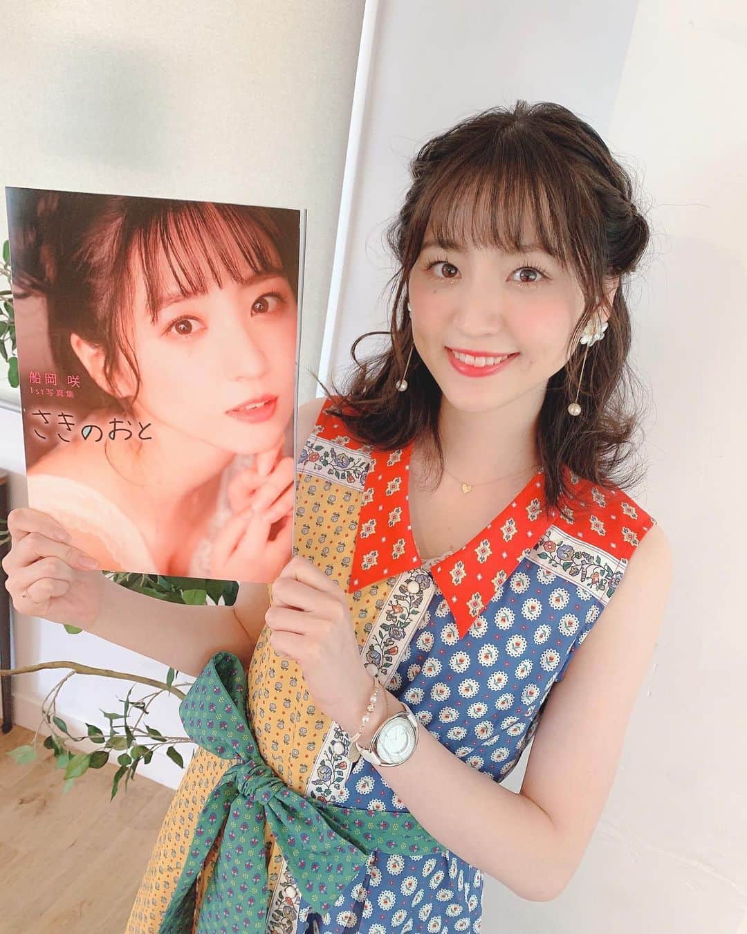 船岡咲のインスタグラム：「・﻿ ・﻿ ﻿ ○﻿ ﻿ ﻿ ファースト写真集『さきのおと』﻿ 発売イベントありがとうございました。﻿ ﻿ ﻿ 当初、いろいろ企画や内容を﻿ 考えていましたが、今の情勢を受けて、﻿ 直前で、オンライン&個別お渡し会に﻿ 変更したにも関わらず、﻿ ﻿ 沢山の方に、この写真集を﻿ 手に取っていただけたことが﻿ 本当に嬉しくて、感謝の気持ちでいっぱいです。﻿ ﻿ ﻿ ﻿ 今日ようやく、皆様に写真集を手に取ってもらい﻿ 中身を見てもらい、とても嬉しくて、﻿ ふわふわしています。﻿ ﻿ ﻿ でも皆様が口を揃えて、﻿ 「良い」と言ってくれて、﻿ 顔は笑顔でハッピーでしたが、﻿ 心の中は嬉し泣きでした。﻿ ﻿ ﻿ ﻿ ファースト写真集は、後にも先にも、﻿ この作品です。宝物です。﻿ ﻿ ﻿ ぜひぜひ、沢山見てくださいね。﻿ ﻿ ﻿ #写真集　#ファースト写真集﻿ #イベント #ありがとう #感謝﻿ #グラビア #素 #夢が叶った瞬間﻿ #宝物 #ヘアメイク #衣装﻿」