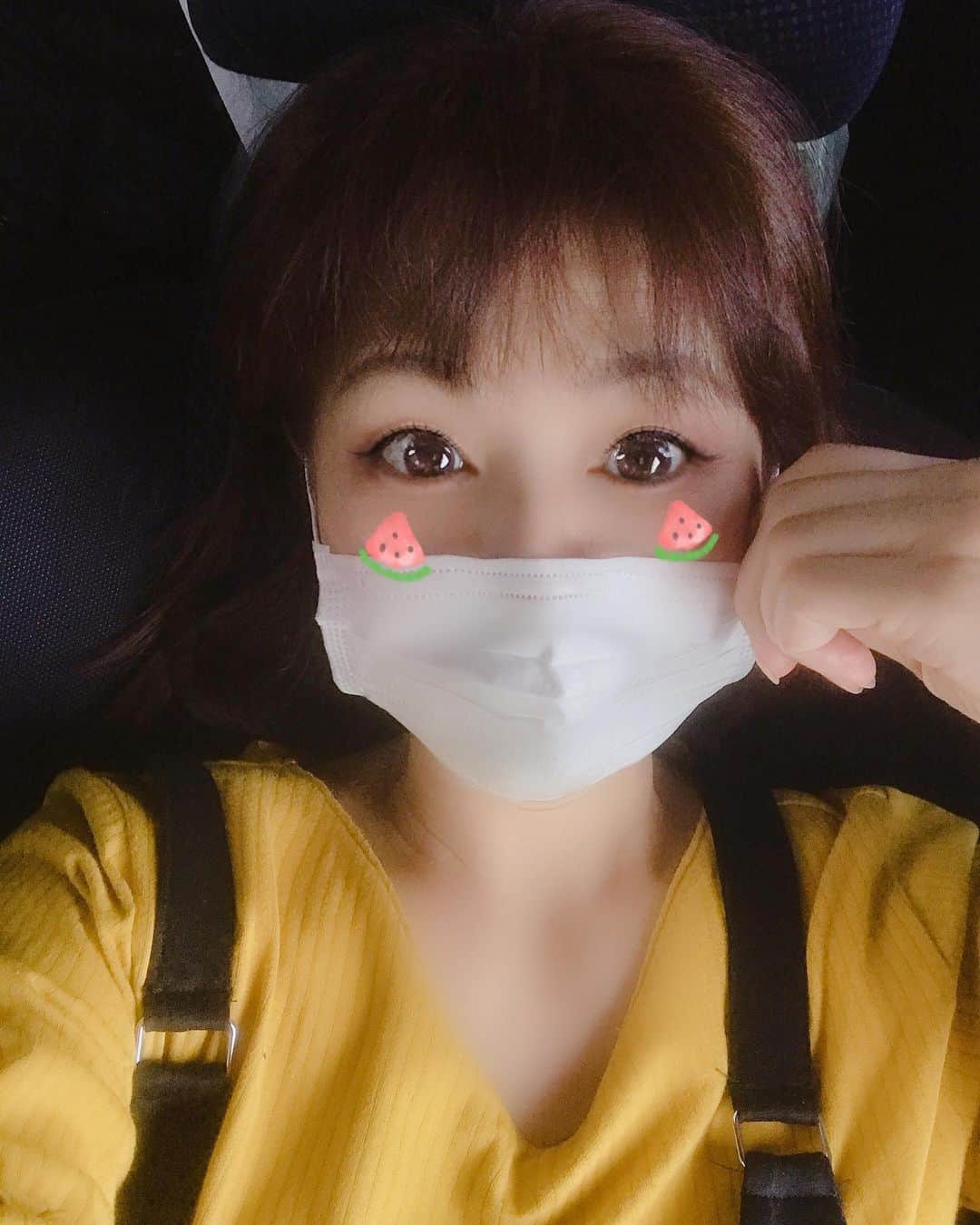 富岡美羽のインスタグラム：「車の中でシートを倒して休憩ショット♬  スイカ🍉アプリでデカ目になった（笑）    さて、桜すもものまったり紙芝居『河童の川流れ』が完成しました✨ 近日YouTubeにて公開です💖」
