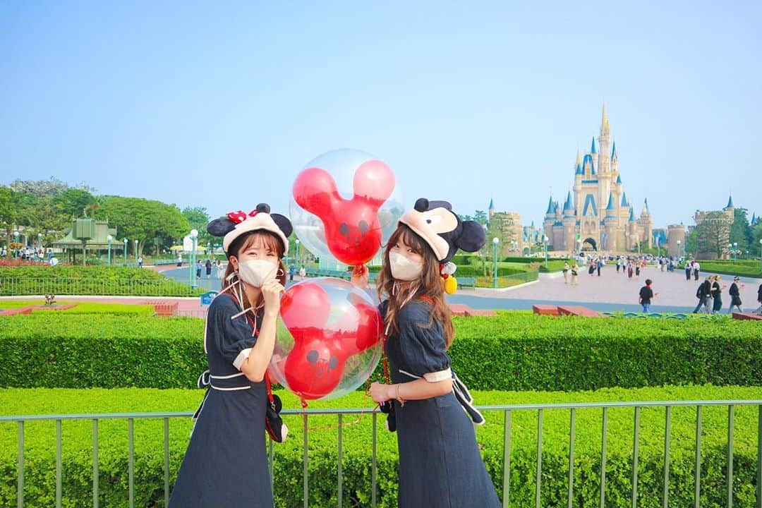 Kanaさんのインスタグラム写真 - (KanaInstagram)「ㅤ ㅤ 再開後初ディズニー🐭🎉🏰❤️🌈 ㅤ ㅤ ㅤㅤㅤㅤ やっと、、やっとだよ😭❤️！！！ ㅤ インしてワールドバザールでキャストさんたちが 手を振ってお出迎えしてくれてるのを見たら 涙が出てきました😢 泣くまいと思ってたんだけど やっぱり無理だった！😂 ㅤㅤ ㅤㅤ 振り返ってみたら 私の休園前ラストインが2月15日で、 その時もみーずんちゃんとのインだったの！ なんか感慨深いものが、、🥺💭💓 ㅤ ㅤ ㅤ みーずんちゃんと過ごしたから っていうのはもちろん、 やっぱりディズニーにいると 自然と笑顔になれるね☺️ 今日ずっと笑ってた😊💭❤️🌈 ㅤ ほんっっっとに楽しかった〜〜〜😭❤️ 幸せな1日でした😊 ありがとうみーずんちゃん🥰 ㅤ ㅤ ㅤ 載せたい写真が たくさんだぞーっ😍❣️ ㅤ ㅤ ㅤ ㅤ ㅤ ㅤ #かなずん ㅤ #kana_disney ㅤㅤ ㅤ #夢の国 #東京ディズニーランド #ディズニーランド #東京ディズニーリゾート #シンデレラ城 #ミッキーバルーン #ディズニーコーデ #双子コーデ #ミッキー #ミニー #ファンキャップ #ミッキーバルーン #tokyodisneyland #tdl #tokyodisneyresort #tdr #mickeymouse #minniemouse #cinderellacastle #mickeyballoons」8月8日 21時22分 - kalnnas2