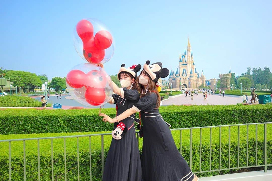 Kanaのインスタグラム：「ㅤ ㅤ 再開後初ディズニー🐭🎉🏰❤️🌈 ㅤ ㅤ ㅤㅤㅤㅤ やっと、、やっとだよ😭❤️！！！ ㅤ インしてワールドバザールでキャストさんたちが 手を振ってお出迎えしてくれてるのを見たら 涙が出てきました😢 泣くまいと思ってたんだけど やっぱり無理だった！😂 ㅤㅤ ㅤㅤ 振り返ってみたら 私の休園前ラストインが2月15日で、 その時もみーずんちゃんとのインだったの！ なんか感慨深いものが、、🥺💭💓 ㅤ ㅤ ㅤ みーずんちゃんと過ごしたから っていうのはもちろん、 やっぱりディズニーにいると 自然と笑顔になれるね☺️ 今日ずっと笑ってた😊💭❤️🌈 ㅤ ほんっっっとに楽しかった〜〜〜😭❤️ 幸せな1日でした😊 ありがとうみーずんちゃん🥰 ㅤ ㅤ ㅤ 載せたい写真が たくさんだぞーっ😍❣️ ㅤ ㅤ ㅤ ㅤ ㅤ ㅤ #かなずん ㅤ #kana_disney ㅤㅤ ㅤ #夢の国 #東京ディズニーランド #ディズニーランド #東京ディズニーリゾート #シンデレラ城 #ミッキーバルーン #ディズニーコーデ #双子コーデ #ミッキー #ミニー #ファンキャップ #ミッキーバルーン #tokyodisneyland #tdl #tokyodisneyresort #tdr #mickeymouse #minniemouse #cinderellacastle #mickeyballoons」