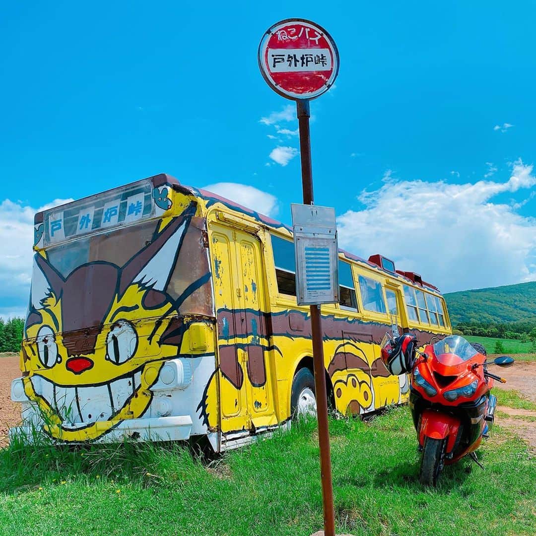 のインスタグラム：「・ ・ 北海道の戸外炉峠～♪ ・ 写真映えすぎる🥺🧡🧡 ・ またいつか北海道行きたいな～🥰 ・ ・ ・ #バイク #バイク女子 #bike #バイクのある生活  #バイクのある風景  #バイクが好きだ  #バイク好きな人と繋がりたい  #バイクウェア #kawasaki #ninja400 #zx14r」