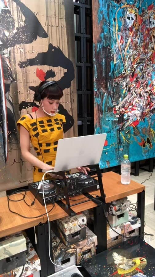 マドモアゼル・ユリアのインスタグラム：「閉店後の日本橋高島屋さんのJOJOのポップアップスペースでDJをさせて頂きました！🙏🏻✨ 日本橋高島屋さんは昭和8年に建てられ、現在重要文化財に指定された歴史ある建物です😌 ケータイの位置が遠くて、コメント全然見れず、ごめんなさい🥺💦 今日もインスタライブにご参加頂いた皆さま、ありがとうございました！💖 家じゃない場所だと、とっても緊張しました😂 @naito_jojo @gion_naito @takashimaya_nihombashi #jojosandal #日本橋高島屋」