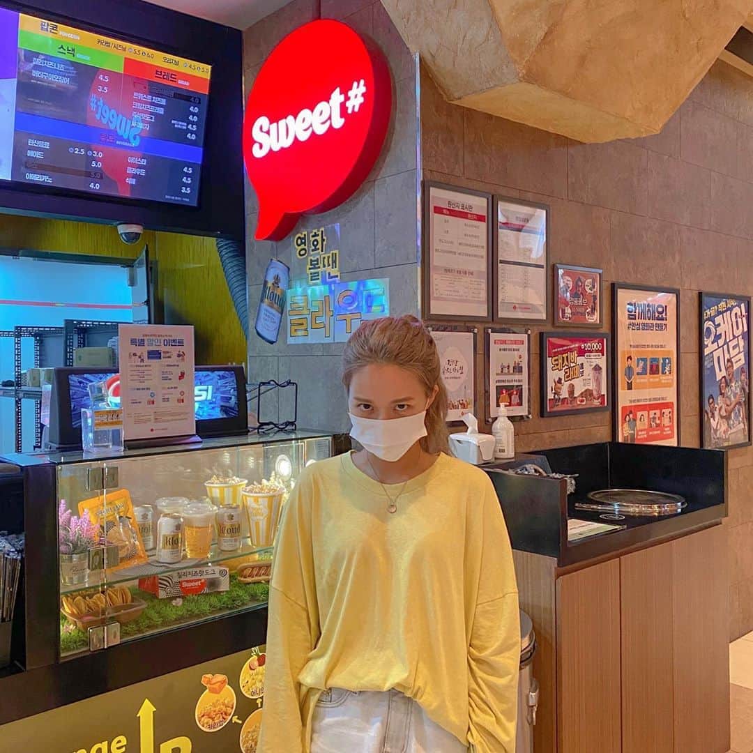 キム・ダヘのインスタグラム：「먹을수있는게 없는데 자기 뭐 안먹을래? 해서 화난 사진 ㅋㄷ #열받게하지마#다만악에서구하소서 보러옴」