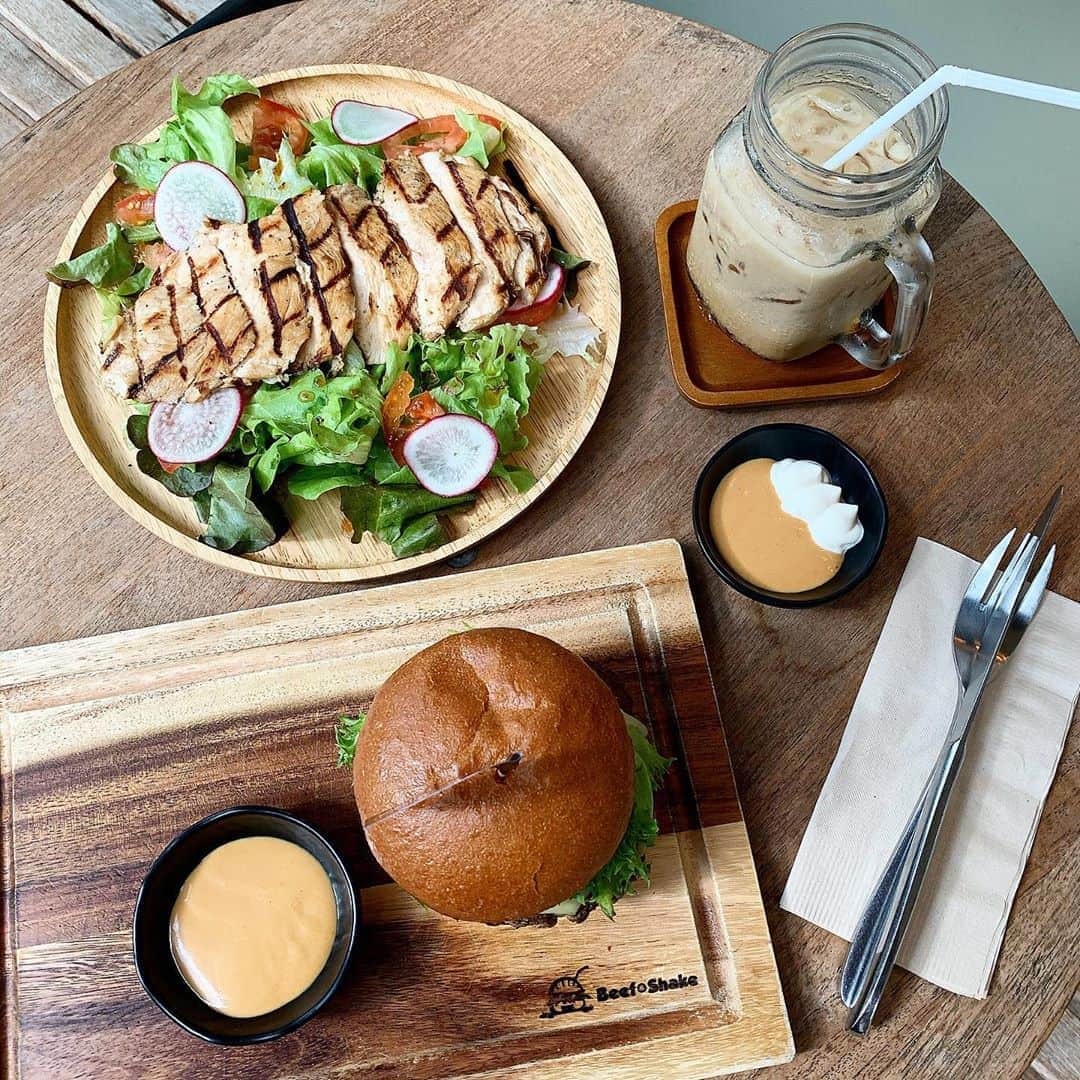 のインスタグラム：「🥓🧀🍔🍟🤤❤️✨ #burgerlover #burger #bestburgerinbkk #bestburgerinthailand」