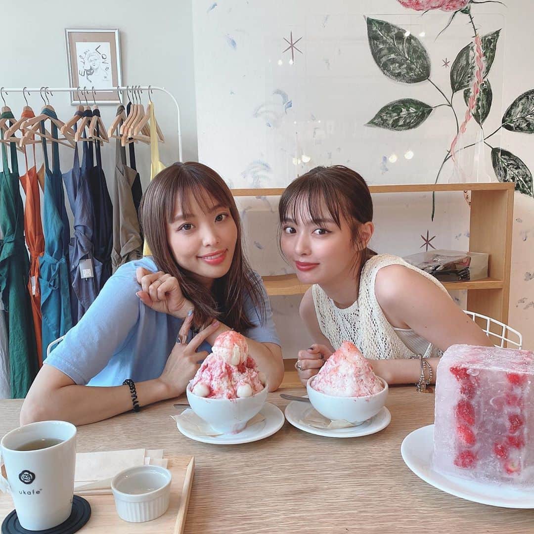高橋有紀のインスタグラム：「念願のカキ氷！！！ お肌つやつや理央ちゃまと🍧 夏らしいこと全然できないから、夏を感じれて嬉しかった、、、 そしてめちゃ美味しかった〜 @ukafe.info  また行かなきゃっ」