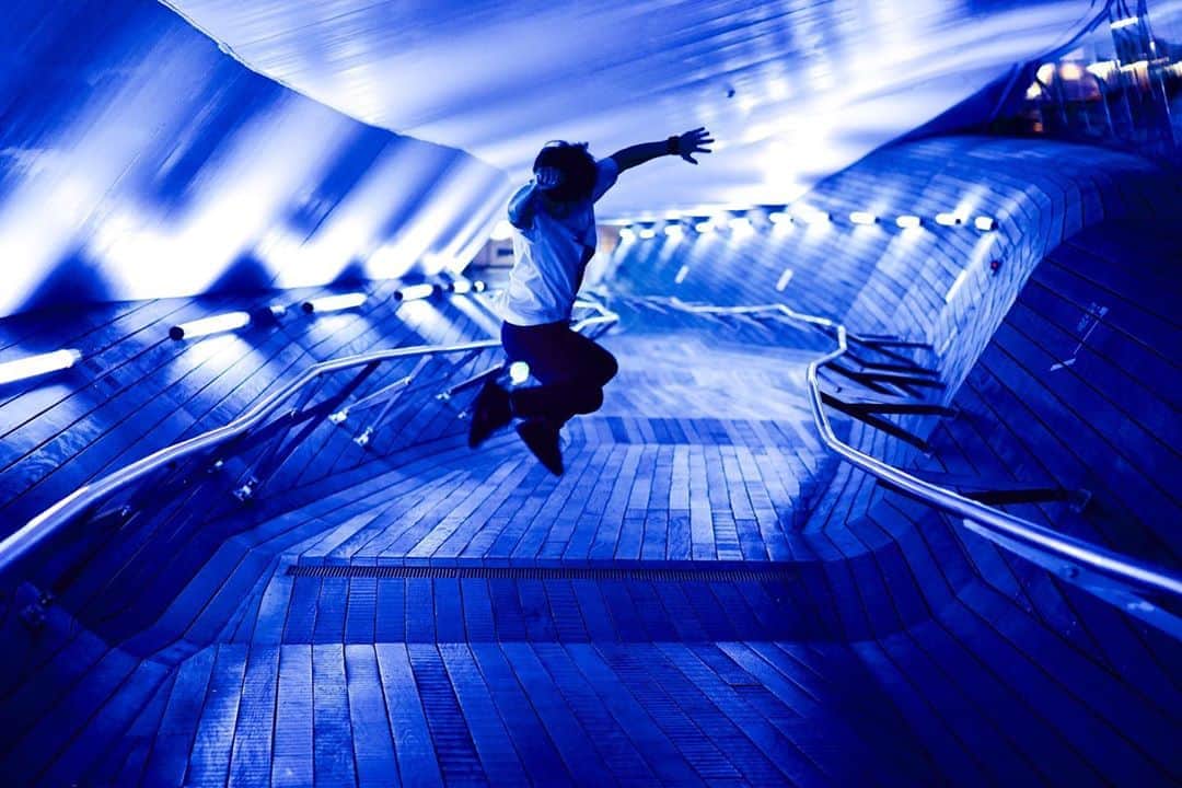 石田太志のインスタグラム：「Night shred. ･ #footbag #taishiishida #freestyle #soccer #follow #worldchampion #performance #performer #instagramer #hackysack #blue #light #japan #portrait #art #sports」
