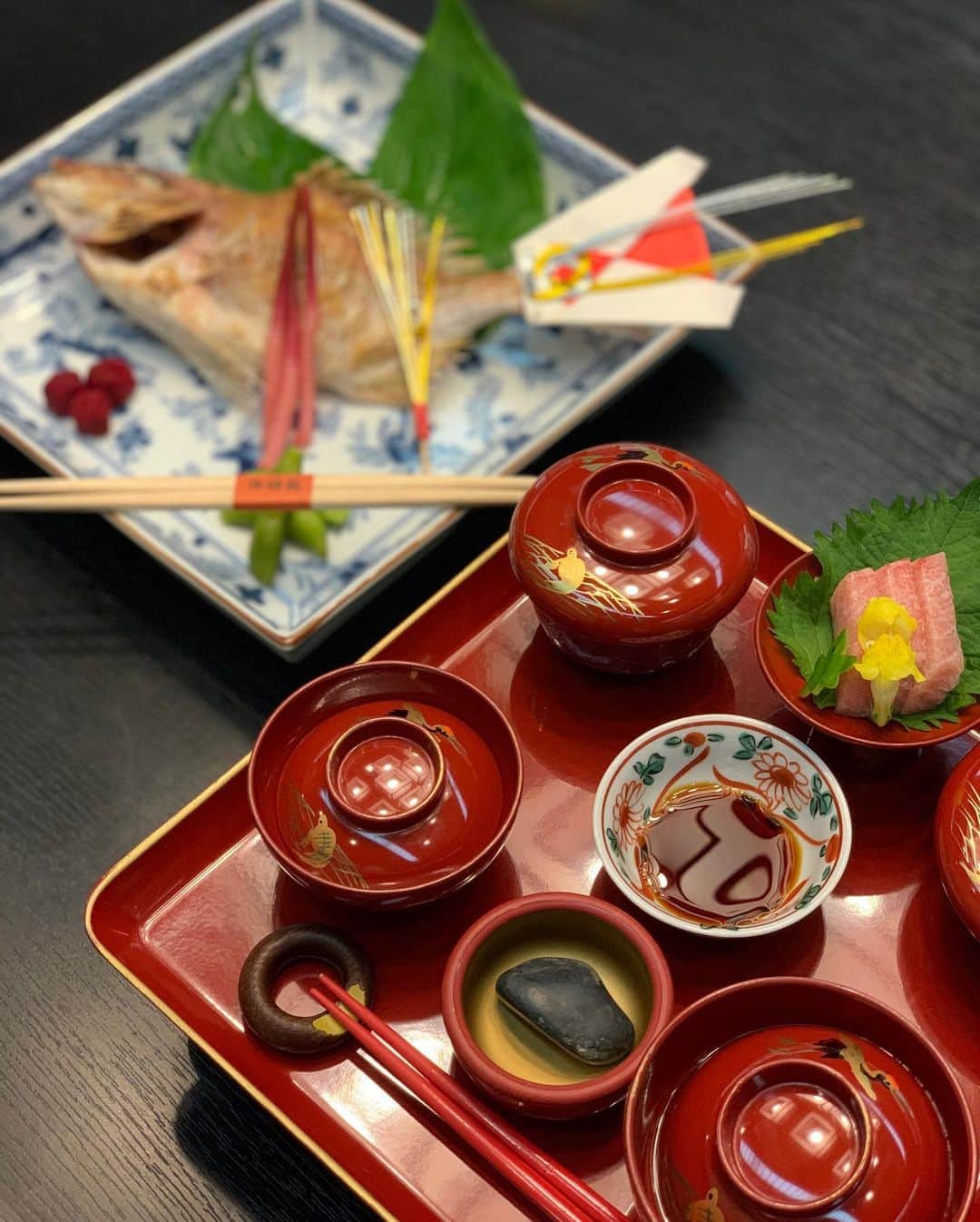 のインスタグラム：「生後100日を迎え、 お食い初めをしました🥢 沢山食べる子になりそうな予感。  元気でありがとう。 いつも手伝ってくれる母、 姉にもありがとう。 そして応援してくださる皆様、 ありがとうございます🙏🏻 私も成長していけるように がんばります💪🏻 ・ ・ #100日 #お食い初め　#日本の文化」