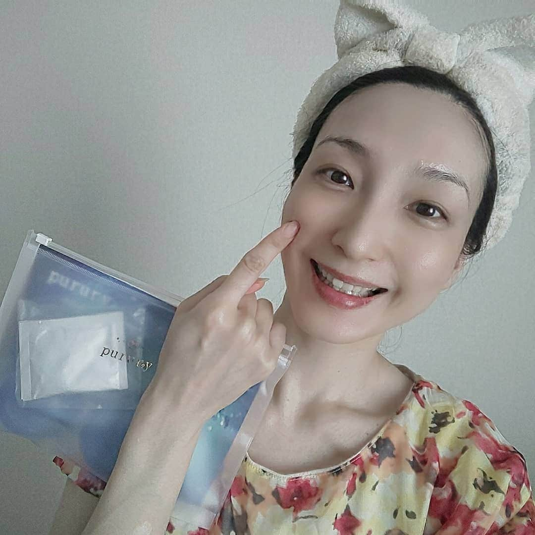 藤原宏美（ひろみん）さんのインスタグラム写真 - (藤原宏美（ひろみん）Instagram)「今週の【プルリ公式アンバサダー通信】♥️   おなじみ【炭酸パックプルリ】ですよ～😊  週1～2回続けているので、 塗り方、剥がし方も上達してきました🤣  でも時間がない時はパパパっと手早く。  それでも剥がした後はぷるん🎶と、 赤ちゃんみたいなホッペになるので助かるー😍  今回はノーメイクの素肌だから顔薄いけど😆 ぷるん感は伝わるかと✨ねっ😉✨  アンバサダーをつとめさせてもらうようになり、 メーカースタッフさんの優しさを 度々感じるのですが、  今回も発売されたばかり新商品 【poreno(ポアノ)】を 同梱して下さっていました♥️  しかも手書きのメッセージ付き🎶 (こういうの、じーんとくる😭)  角質ケアや洗顔がわり、 パックにもなるし、 大判で首まできれいに拭き取れます✨  今、発売記念のお得なキャンペーン中なので、 是非チェックしてみてね☑️  @utukcia  #炭酸パック #炭酸パックプルリ #炭酸パックpurury #purury #utukcia #ウツクシア #炭酸パックプルリアンバサダー #美容 #美 #beauty #藤原宏美 #おうち美容 #おうちエステ #ながら美容   #poreno  #ポアノ  #ピーリングパッド  #角質ケア #洗顔 #拭き取り洗顔」8月8日 21時36分 - hiromint7