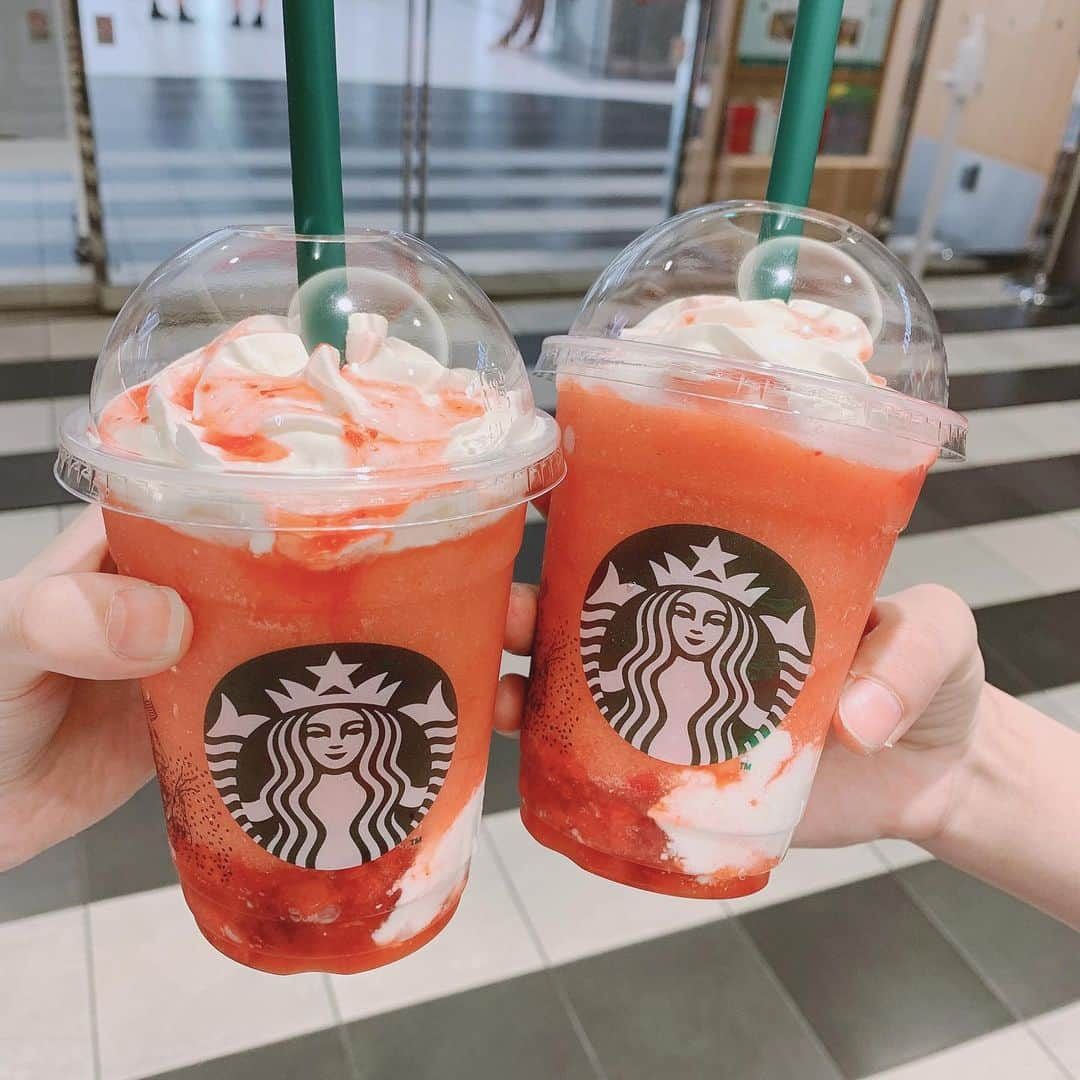 石田結耶のインスタグラム：「. お友達とこの前飲んできたの~︎︎👯‍♀️ 写真は苺だけど一緒にピーチフラペチーノも飲みに行ってきました🍑」