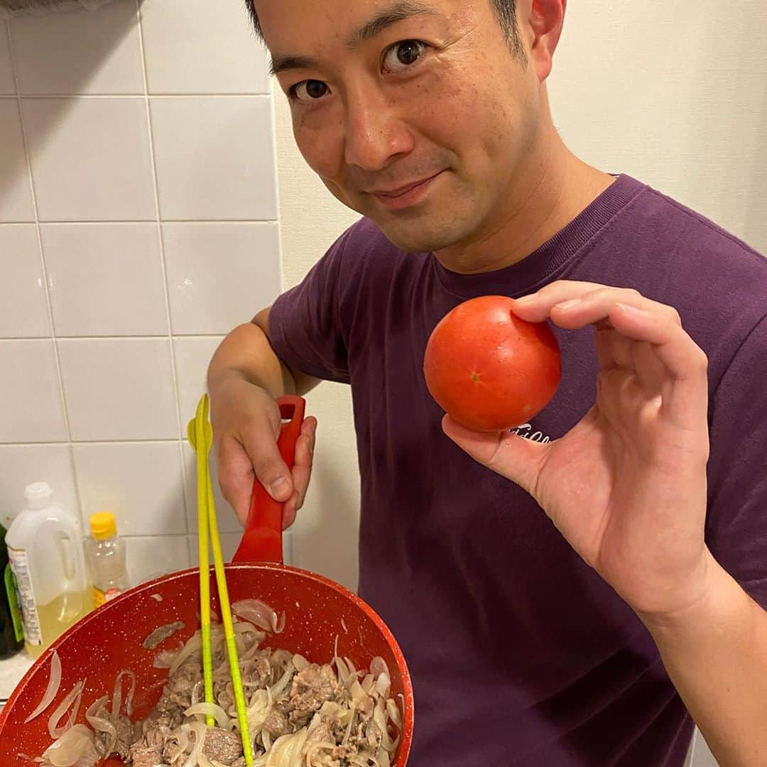 宮下純一さんのインスタグラム写真 - (宮下純一Instagram)「トマトウィーク🍅夜はトマトたっぷりハヤシライス🥰トマトのさっぱりとハヤシライスの旨味は絶妙😍😍箸休めのガーリックペッパー手羽先が名コンビ😘#おうちご飯 #トマトウィーク #トマトたっぷりハヤシライス #ガーリックペッパーチキン #リコピン」8月8日 21時45分 - junichi1017