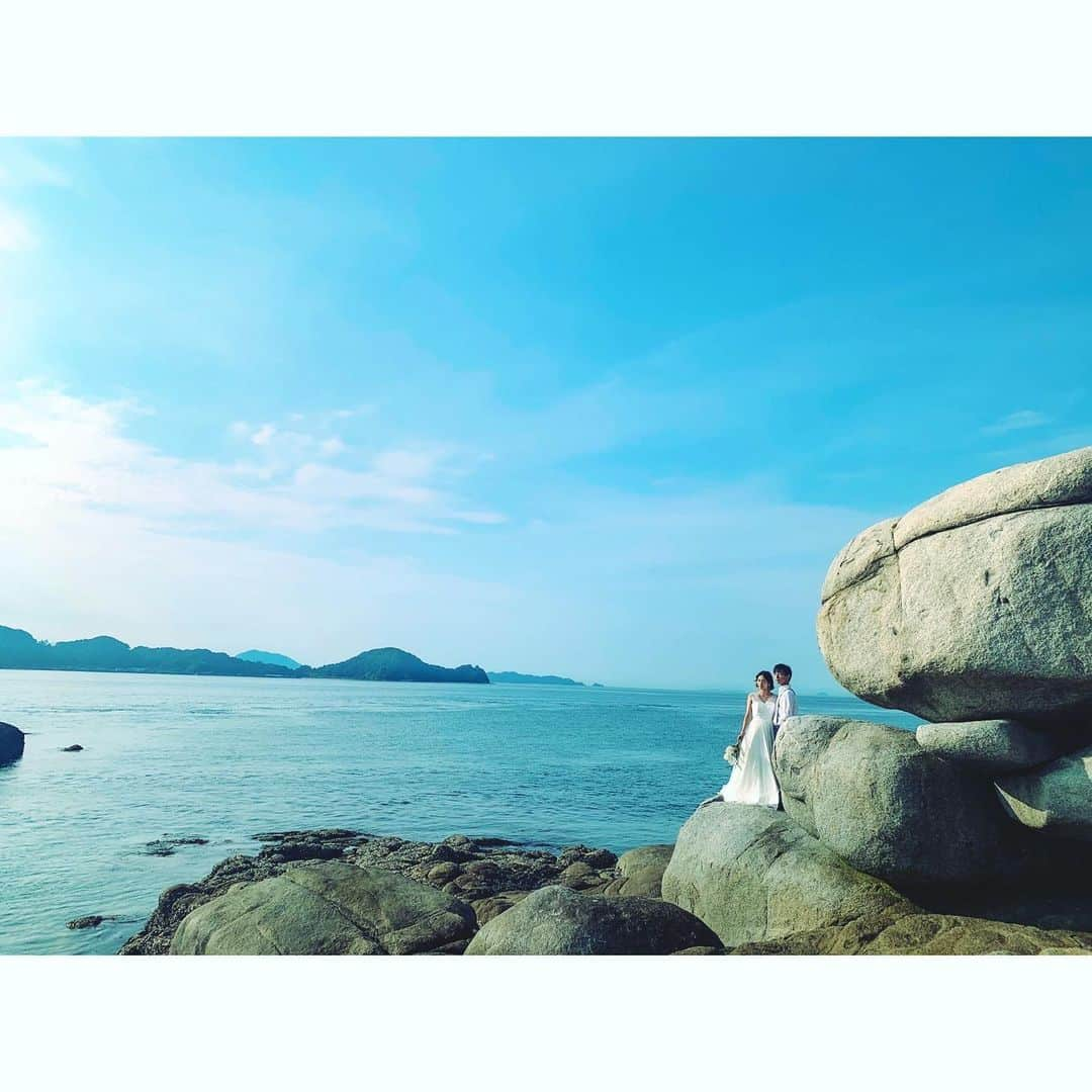 田澤友子さんのインスタグラム写真 - (田澤友子Instagram)「猛暑の中でのロケ撮影。 . 夏の砂浜は本っ当〜に暑い！ でも、モデルさん達は終始笑顔で頑張ってくれました（涙）。。 . コロナの影響が拡大し、楽しみにされていたご結婚式を 泣く泣く延期やキャンセルしなければならない カップル様が増えてきました。 . そんな中でも、ご結婚と言う大切な人生の節目に 幸せな記念の瞬間を残して頂きたい。 そんなクリエイター達の想いが集結し、 美しいフォトウェディングプランを企画いたしました！ . これまではドレスサロン店内での撮影が主でしたが、 愛媛の素晴らしい絶景ロケーションでの 撮影をスタート。 . まるで海外リゾートのような開放感溢れる 美しいお写真が残せます✳︎ . 愛媛はやっぱりいいところだな♡ . . フォトウェディングの詳細や撮影画像は、 ぜひ @oeufwedding のページをご覧ください✳︎ . . photo: @mimozaphotograph  dress&suits: @oeufwedding  hair-styling: @solo_uno_masa  make-up: @uta_repos  bouquet: @sae.cco  total produce: @tomo_tazawa  . . #ロケーション撮影  #ロケーションフォトウェディング  #フォトウェディング #前撮り　#後撮り #photography  #weddingphotography  #photo #wedding  #weddingdress  #海岸　#海　#seaside #松山市　#松山　#愛媛」8月8日 21時57分 - tomo_tazawa