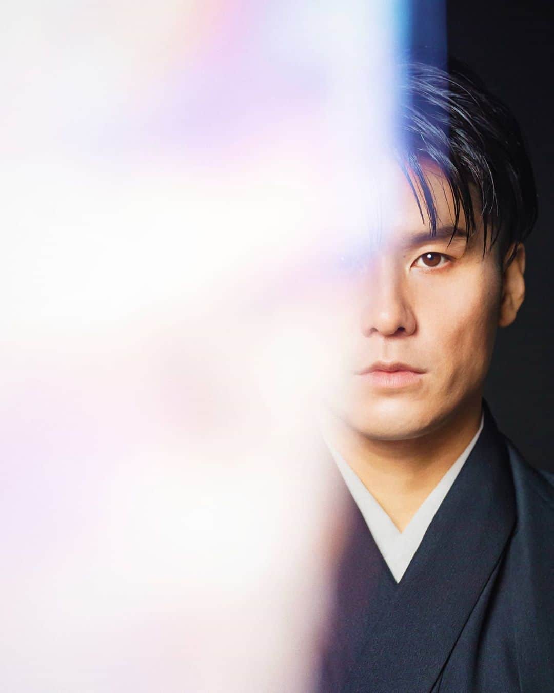 梅川壱ノ介（舞踊家）のインスタグラム：「𝐙𝐨𝐮𝐤𝐚 ~𝐅𝐥𝐨𝐫𝐚𝐥 𝐠𝐢𝐟𝐭~ ￣￣￣￣￣￣￣￣￣￣￣￣￣￣￣￣￣￣￣￣￣ 贈花、 会いたいと思う気持ちが溢れてきたら、お花を贈ろう。  きっと心が繋がって、幸せが溢れ出るから。  #石井小太郎  #梅川壱ノ介  #贈花 #日田芸術週間  #お花と着物 #和装」