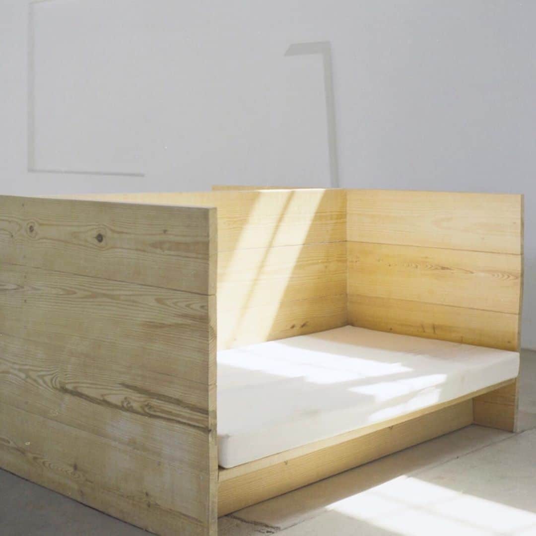 デレク ラムのインスタグラム：「This’ll be where to find me. I’ll make some room, hop on in. #donaldjudd #aboxofmyown #bringpillows」