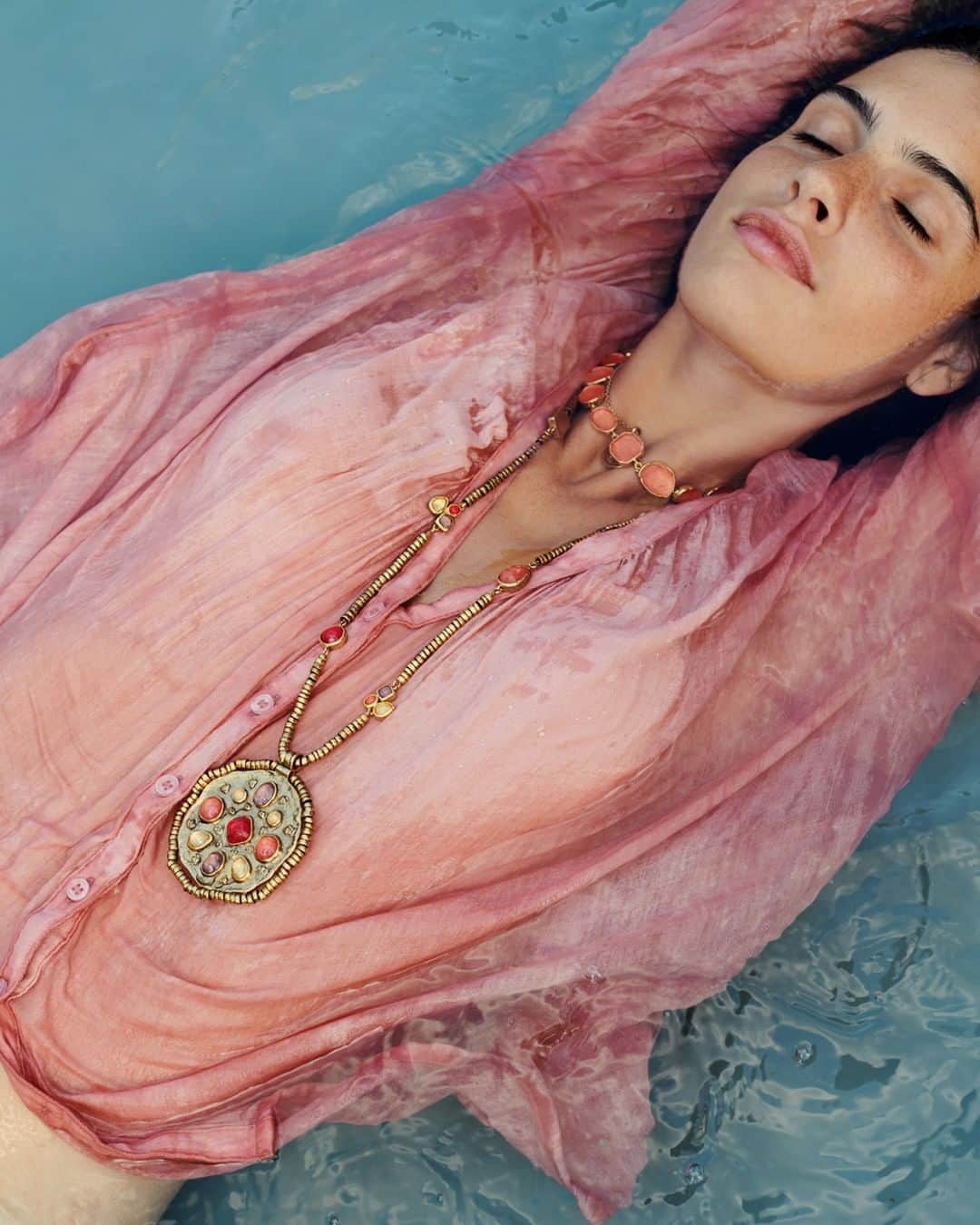 グーセンス パリのインスタグラム：「CABOCHONS and MINI CABOCHONS necklaces. . . @prunepauchet shot by @sashamarro and styled by @smala.paris」