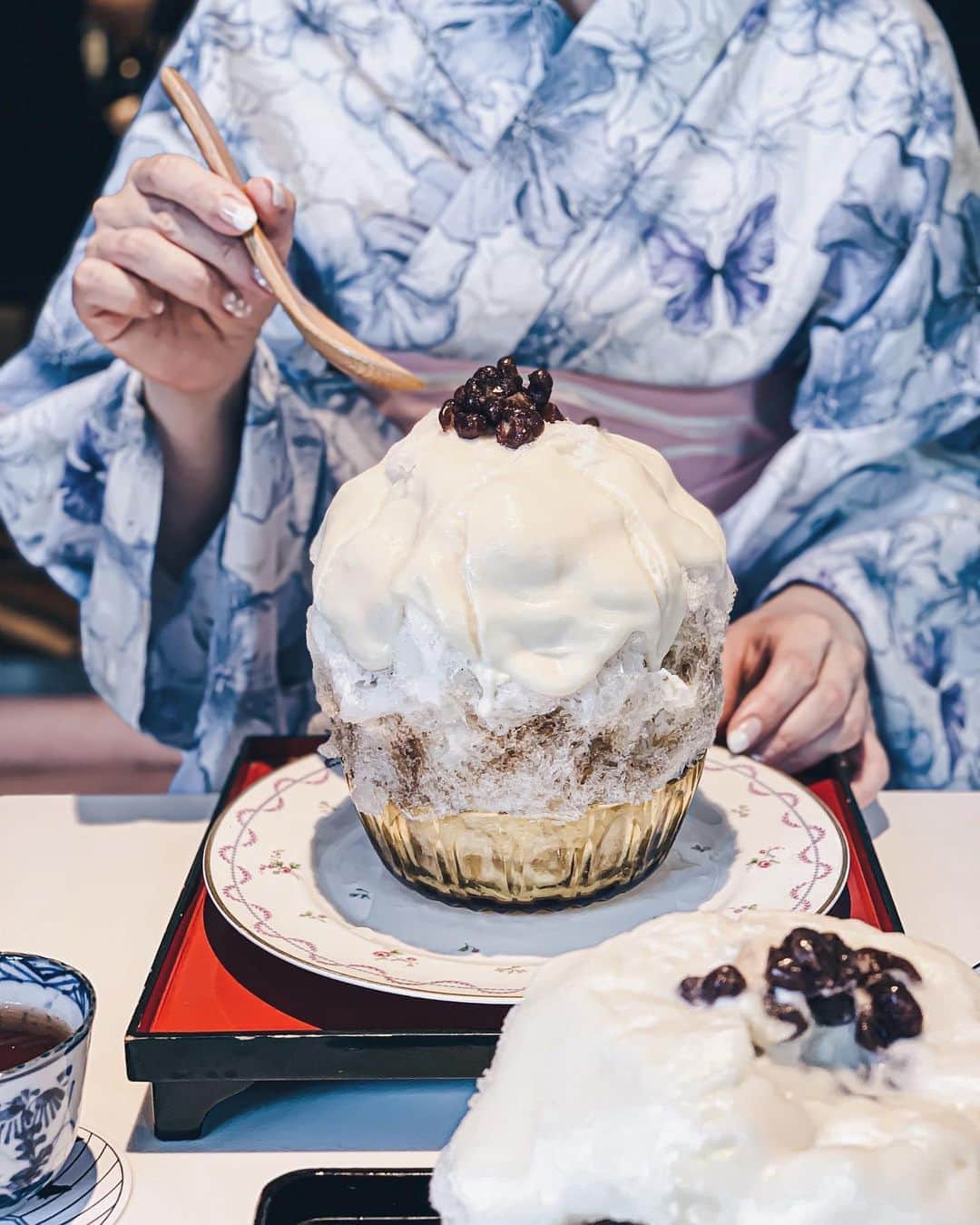 のインスタグラム：「🥄 . たすきの生大福🍧 白餡ソースがたーっぷり めちゃくちゃビッグサイズなのです🥄  ‥‥‥‥‥‥‥‥‥‥‥‥‥‥‥‥‥‥‥‥‥‥‥‥‥‥‥‥‥‥‥‥‥‥ #japantrip#followme#kyoto#followerfast#京都#たすき#京都カフェ#京都スイーツ#京都グルメ#着物レンタル#浴衣#和菓子#食べ歩き#かき氷#京都かき氷#かき氷巡り#インフルエンサー#インスタ映え#インスタグラム#スイーツ好きな人と繋がりたい#祇園カフェ#祇園スイーツ#河原町カフェ#河原町#祇園#교토」