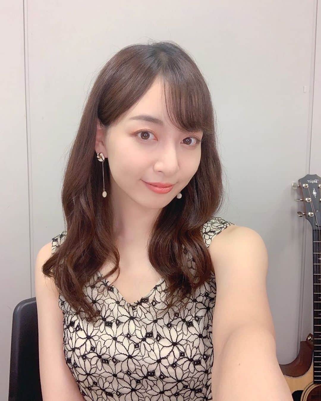 のインスタグラム：「. . 配信ご覧くださった方 ありがとうございました！！ . 引き続き練習頑張ります🎼 しばらくは 譜面との格闘が続きます😂 がんばるぞ .  #ビタスイ #コラボ #配信 #もえスタライブ   #しりとり #曲名しりとり #君が代 #🤣   #ありがとうございました #練習 #💪   #萌服 #長谷川萌美  #bittersweet #fashion」