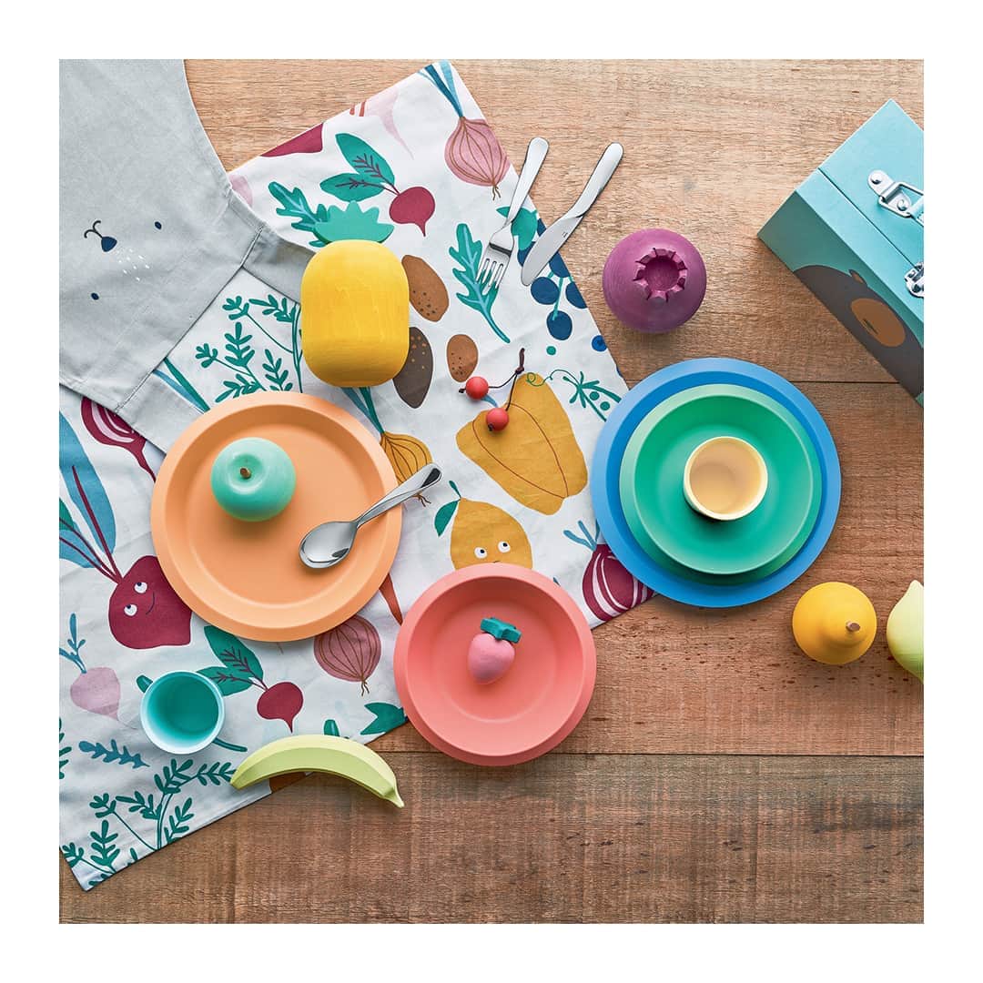 のインスタグラム：「Plate, bowl, beaker and cutlery, #GiroKids is a complete children’s table set, shatterproof and highly sustainable. Pink, light blue and yellow come together in a new way, transforming the dining experience into an explosion of color.⁣ ⁣ Design by @ben_van_berkel / @unstudio_architecture」