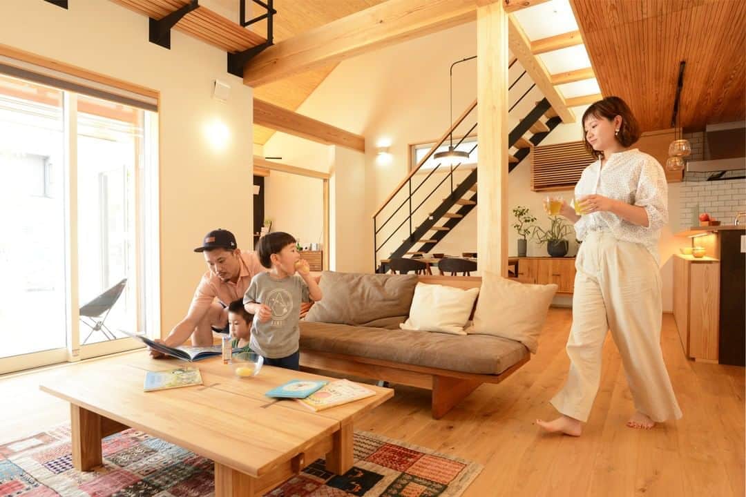 エコフィールド株式会社さんのインスタグラム写真 - (エコフィールド株式会社Instagram)「. . 富士市の工務店エコフィールドが建てる 家族みんなで宿泊体感！ . 7月にオープンした、 宿泊体感もできるモデルハウスNEST✨ 見学はいろんなところでしたけど、 実際に泊まって体感できるモデルハウスは あまりないですよね😅 見ただけでは この家が本当に自分に合っているのか、 この間取りは暮らしやすいか、 分かりづらいですよね...。 . 先日、これから家づくりを考えているお客様に 宿泊体感をしていただきました😆✨ 『最新の設備が 　こんなにも使いやすいなんて😍』 『実際につかってみて、 　はじめて使いやすさを実感できたわ🙆‍♀️✨』 など 高評価のコメントをいただきました‼️ . このモデルハウス宿泊体感は、 家づくりを考えている方を対象に、 夕＆朝食ありで、 💰宿泊料金：3,000/大人・2,000/子ども 夕＆朝食なしで、 💰宿泊料金：1,500/大人・1,000/子ども でございます。 ご希望の方は、 ご予約をホームページからしていただいて お申込みが完了となりますので、 宿泊体感してみたい方は、 エコフィールドのホームページから お問い合わせくださいね😘💕 トップページのモデルハウスの写真をクリックすると、 宿泊体感のページに飛べますよ😎  . . @eco_field_shizuoka . #エコフィールド #エア断の家 #エソラ #静岡 #富士市 #富士宮市 #沼津市 #三島市 #工務店 #注文住宅 #新築 #リノベーション #リフォーム #一戸建て #建築 #マイホーム #家 #インテリア #家づくり #暮らし #住まい #自由設計 #自然素材 #無垢 #木の家 #イエタテ相談カウンターパートナー #モデルハウス #宿泊体感モデルハウス #宿泊できる」8月8日 22時00分 - eco_field_shizuoka